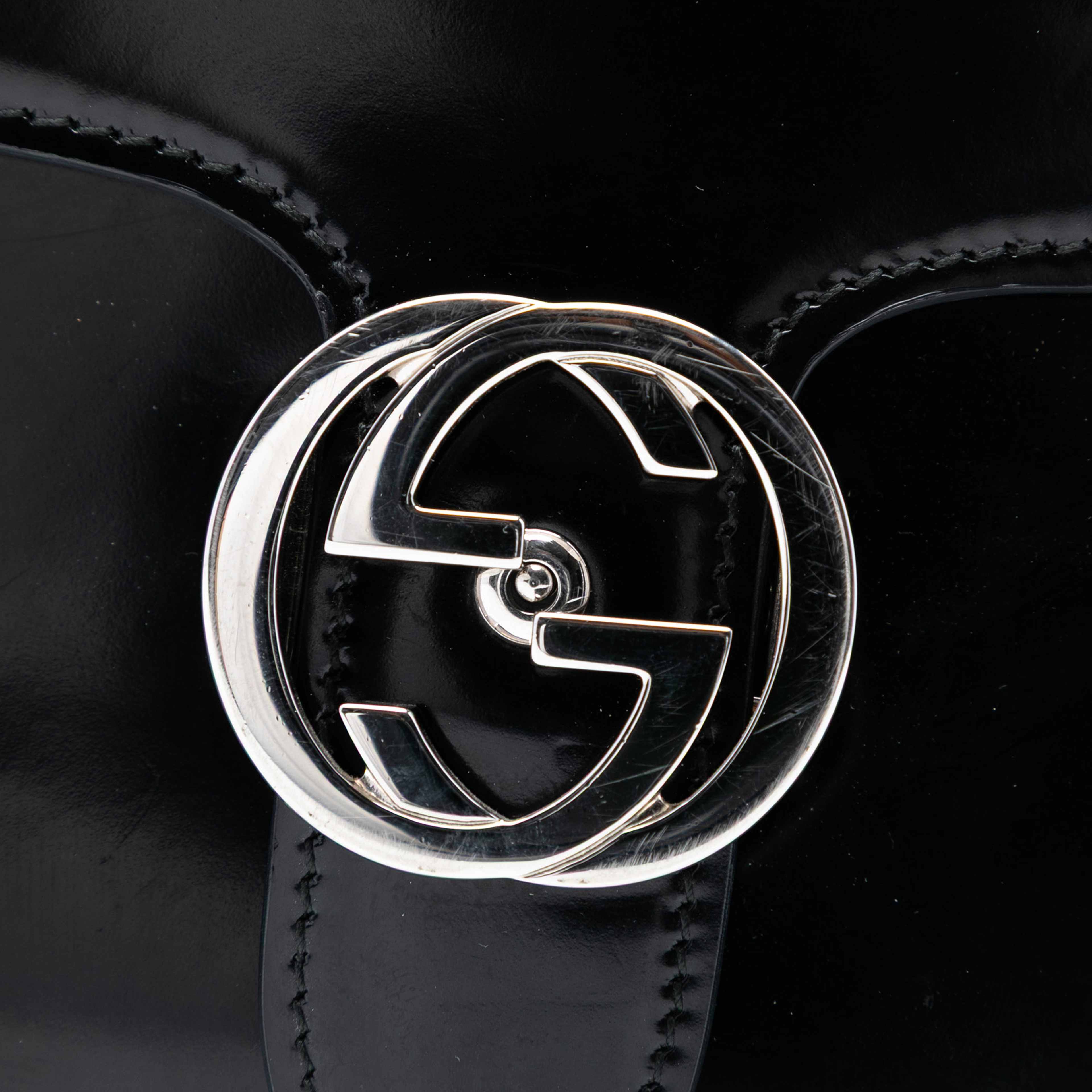 Gucci Medium Polished Calfskin Dollar Interlocking G Crossbody, från Luxclusif, i färgen black. Klicka för att öppna bilden i stort format