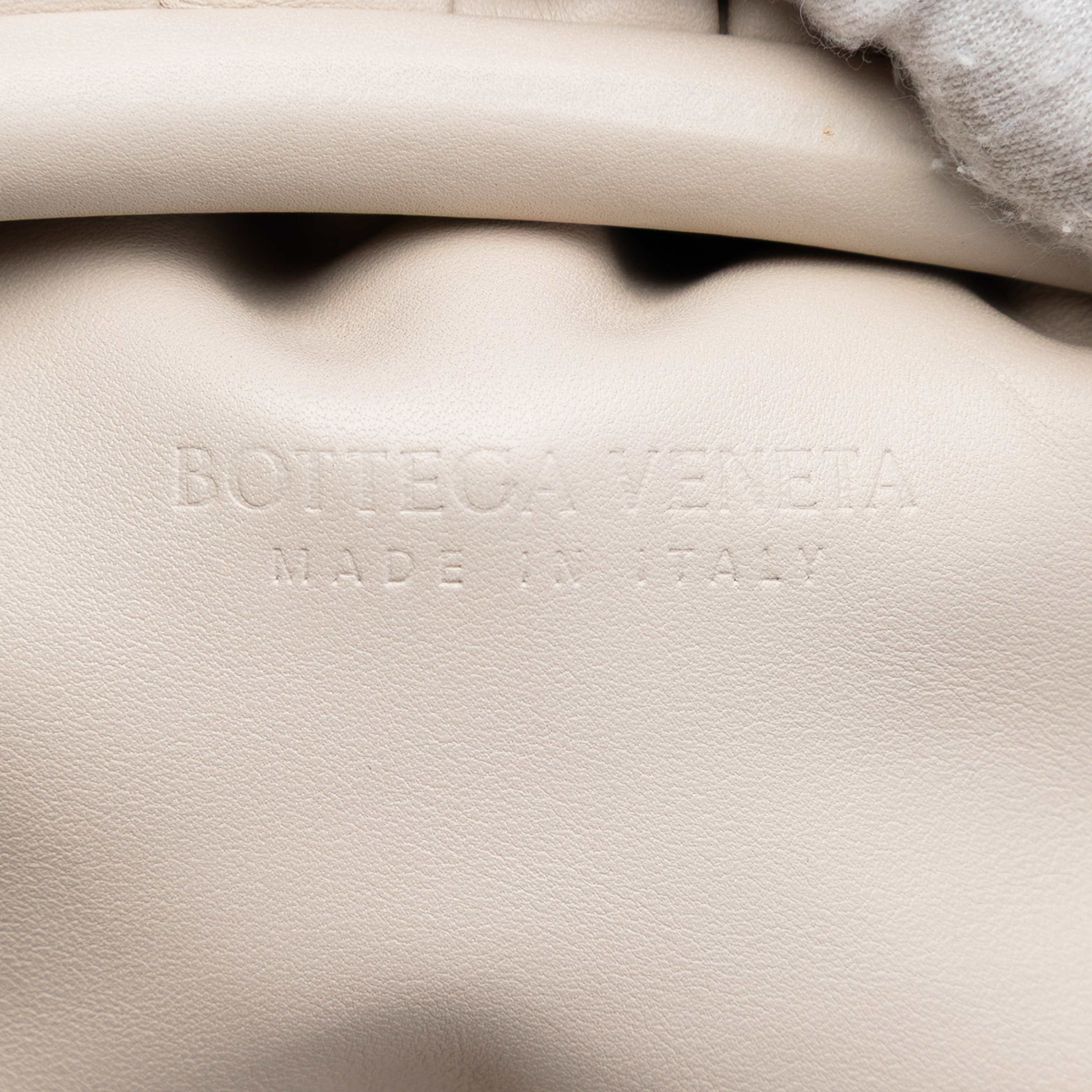 Bottega Veneta Lambskin The Pouch, från Luxclusif, i färgen off white. Klicka för att öppna bilden i stort format