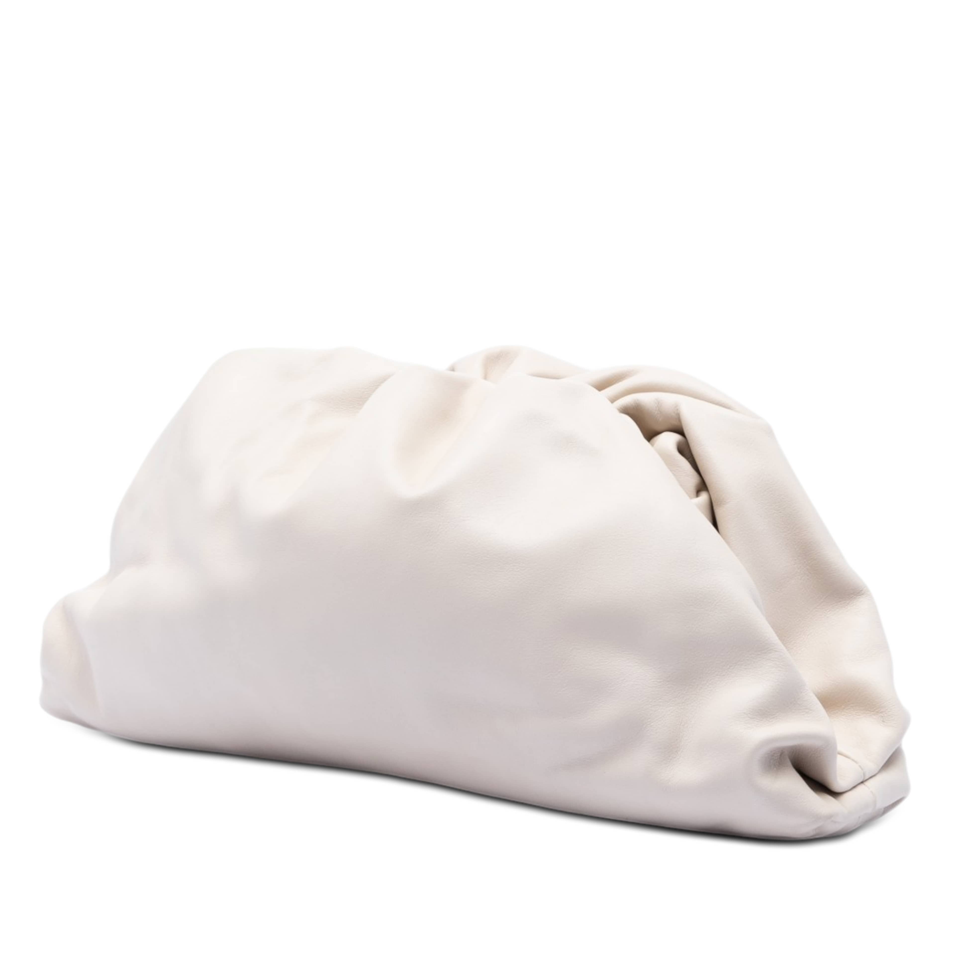Bottega Veneta Lambskin The Pouch, från Luxclusif, i färgen vit. Klicka för att öppna bilden i stort format