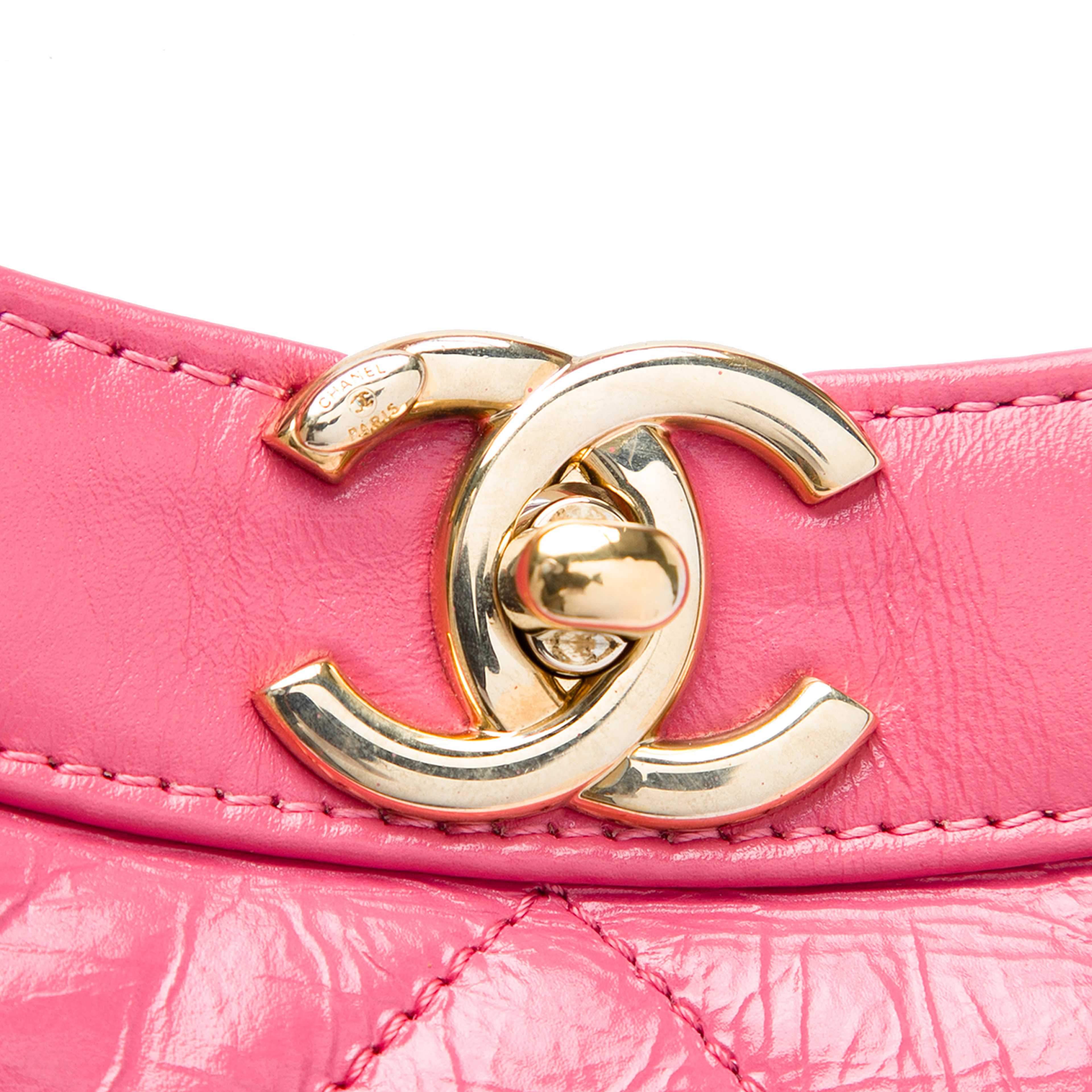 Chanel Small Quilted Shiny Aged Calfskin 31 Shopping Bag, från Luxclusif, i färgen rosa. Klicka för att öppna bilden i stort format