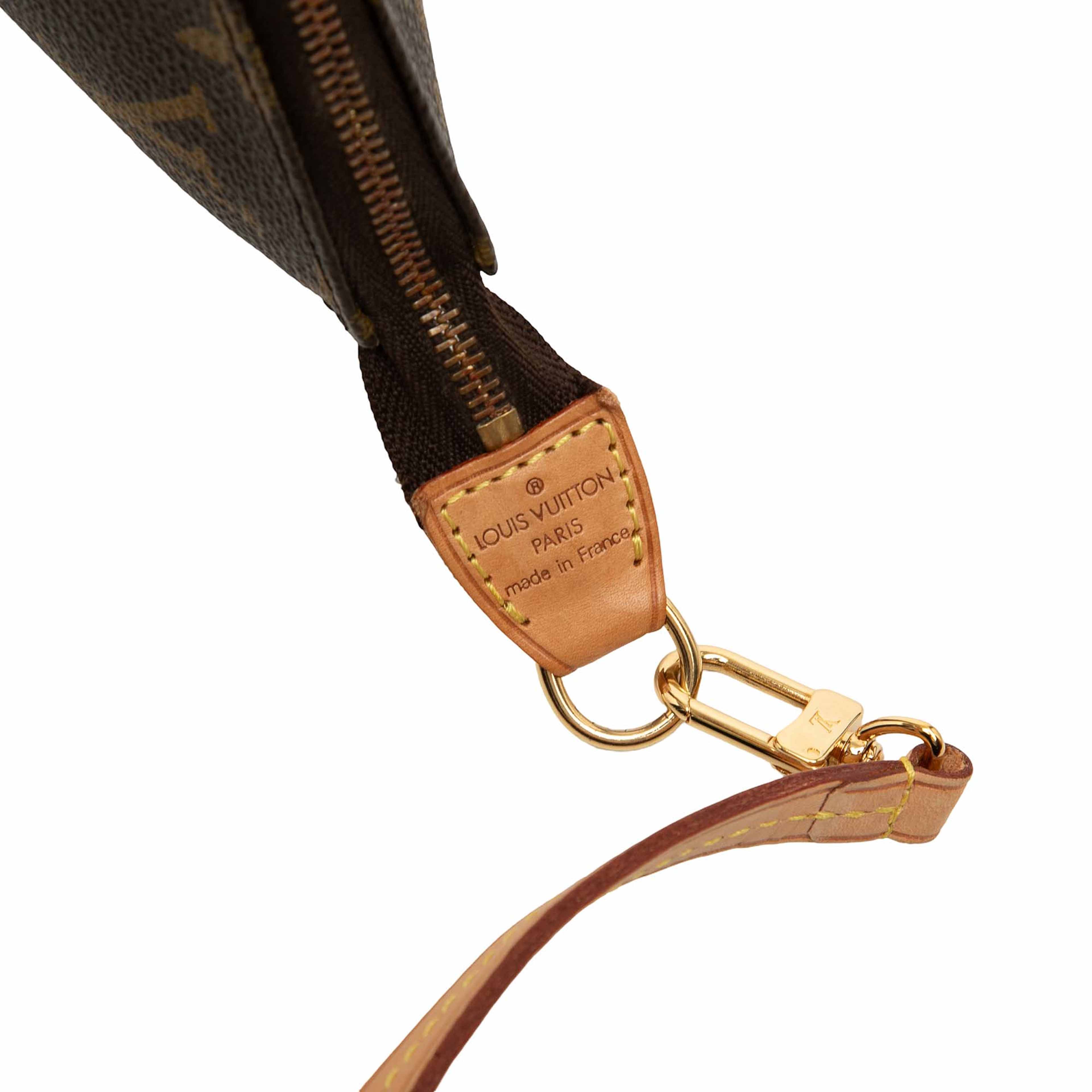 Louis Vuitton Monogram Pochette Accessoires, från Luxclusif, i färgen brun. Klicka för att öppna bilden i stort format