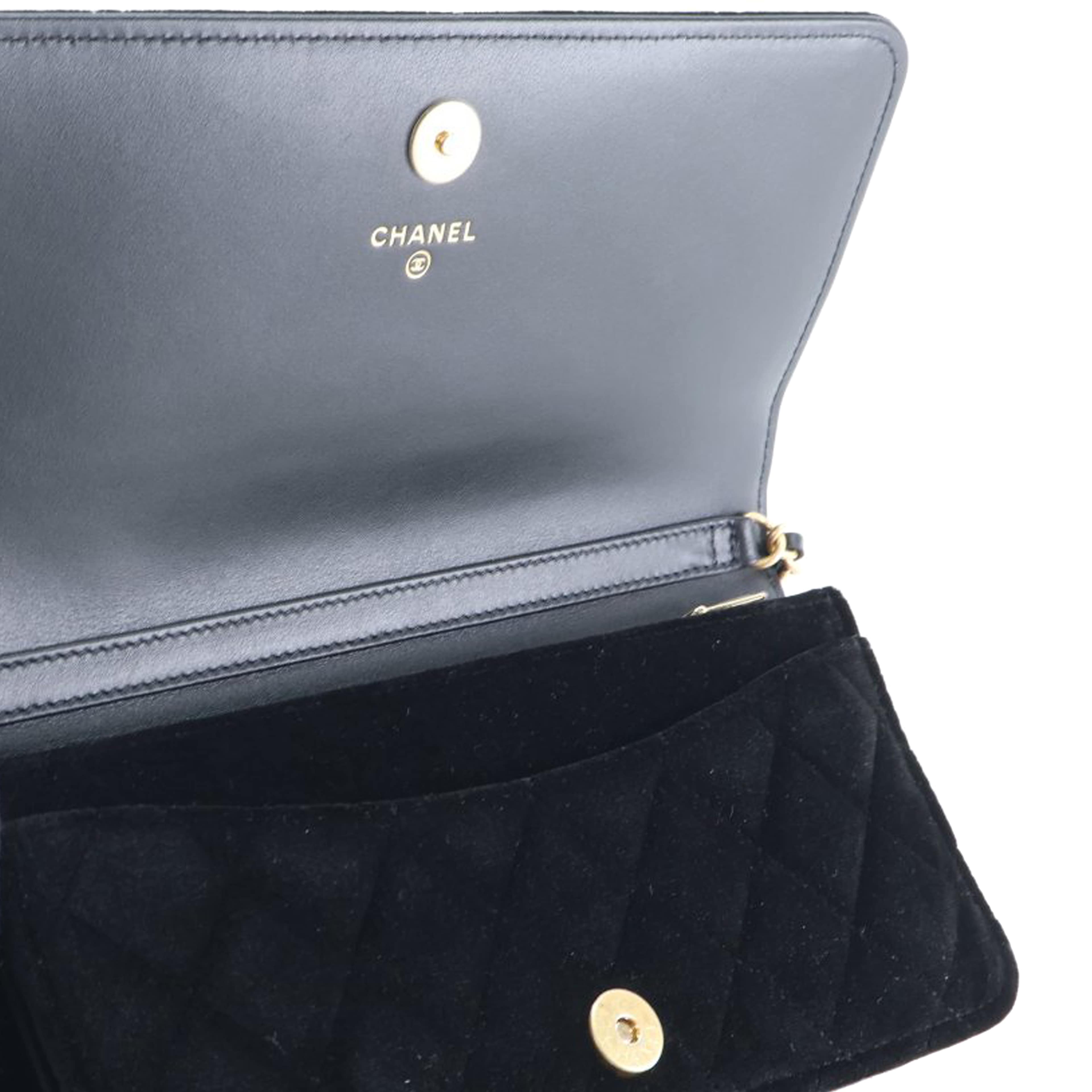 Chanel Cc Quilted Velvet East West Clutch On Chain, från Luxclusif, i färgen black. Klicka för att öppna bilden i stort format