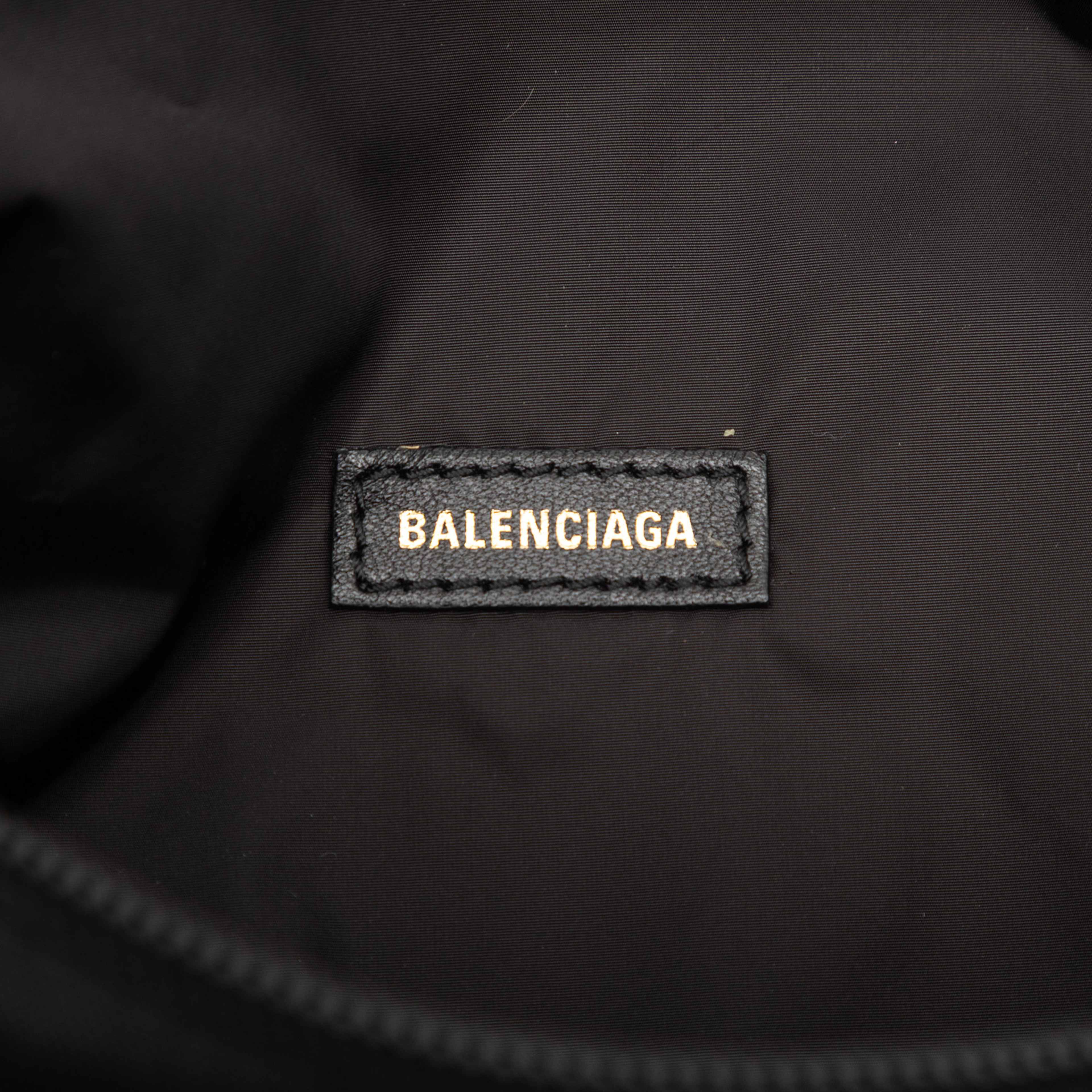 Balenciaga Nylon Logo Wheel Belt Bag, från Luxclusif, i färgen black. Klicka för att öppna bilden i stort format