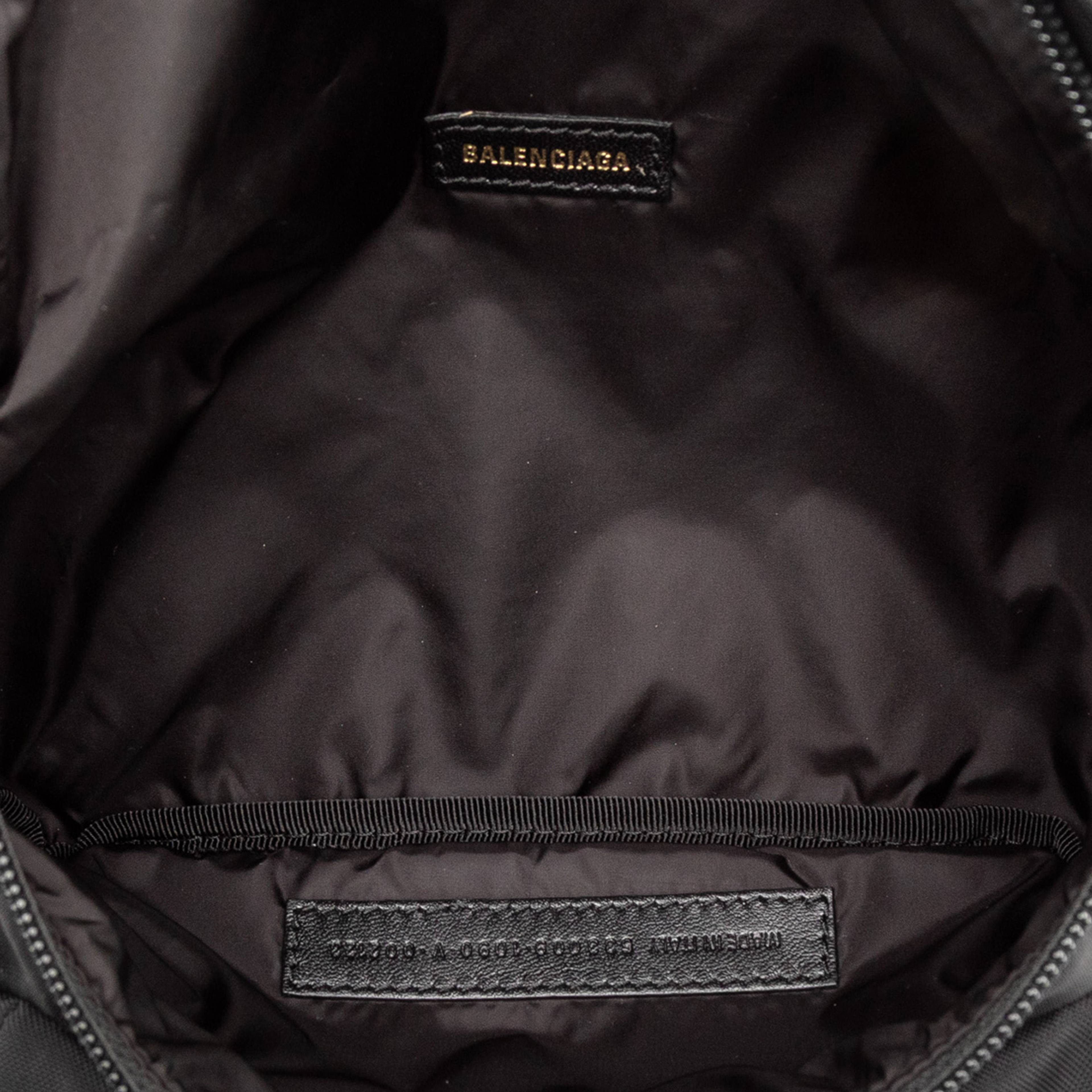 Balenciaga Nylon Logo Wheel Belt Bag, från Luxclusif, i färgen black. Klicka för att öppna bilden i stort format