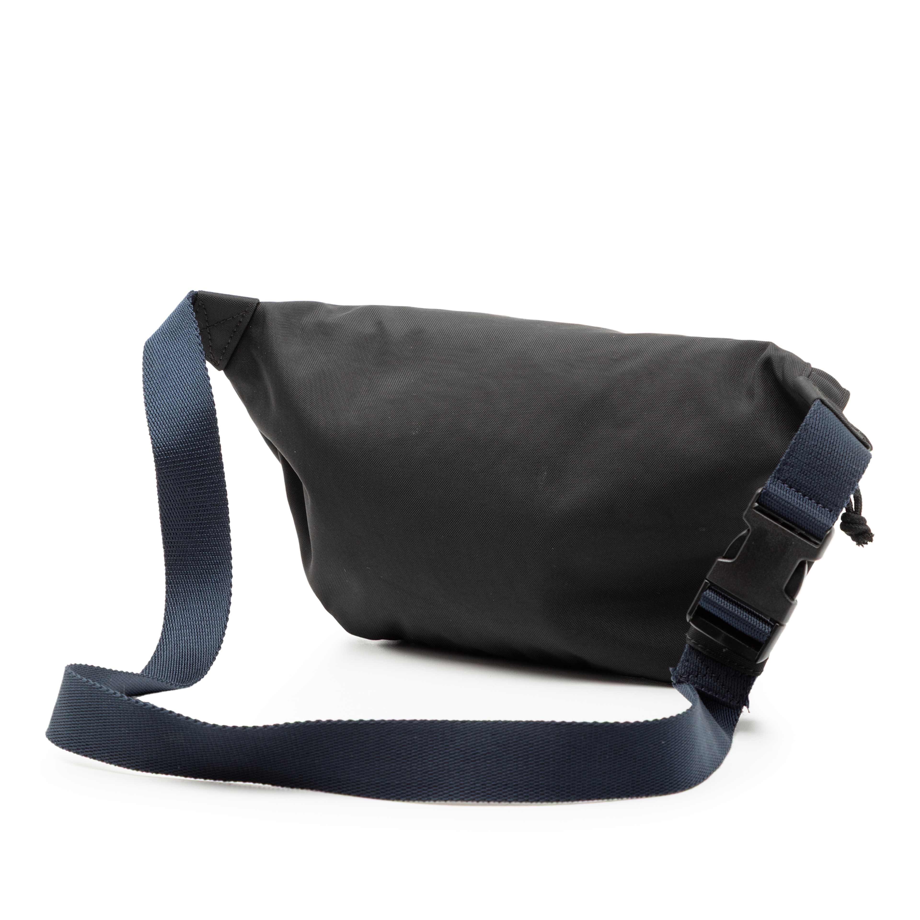 Balenciaga Nylon Logo Wheel Belt Bag, från Luxclusif, i färgen black. Klicka för att öppna bilden i stort format