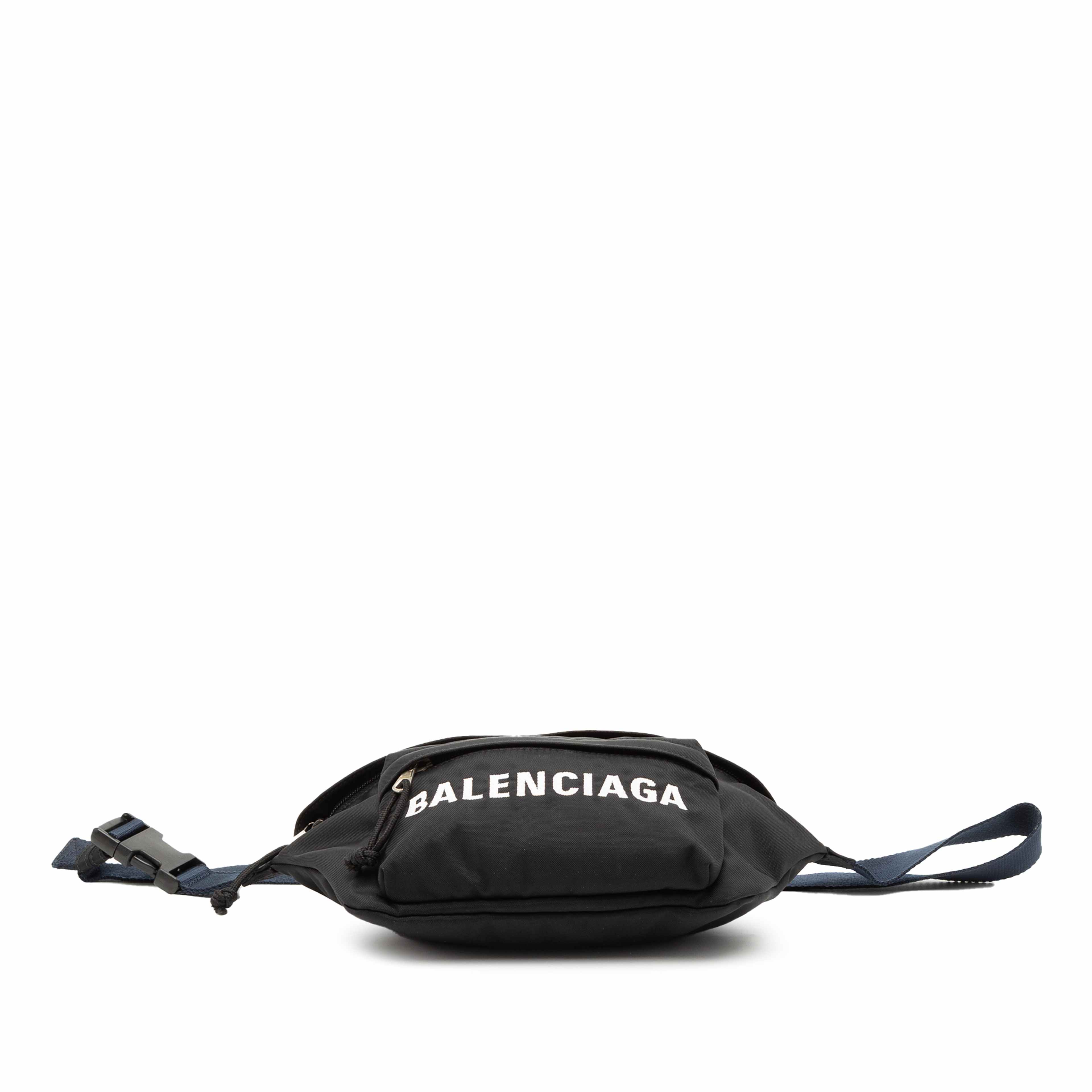 Balenciaga Nylon Logo Wheel Belt Bag, från Luxclusif, i färgen black. Klicka för att öppna bilden i stort format