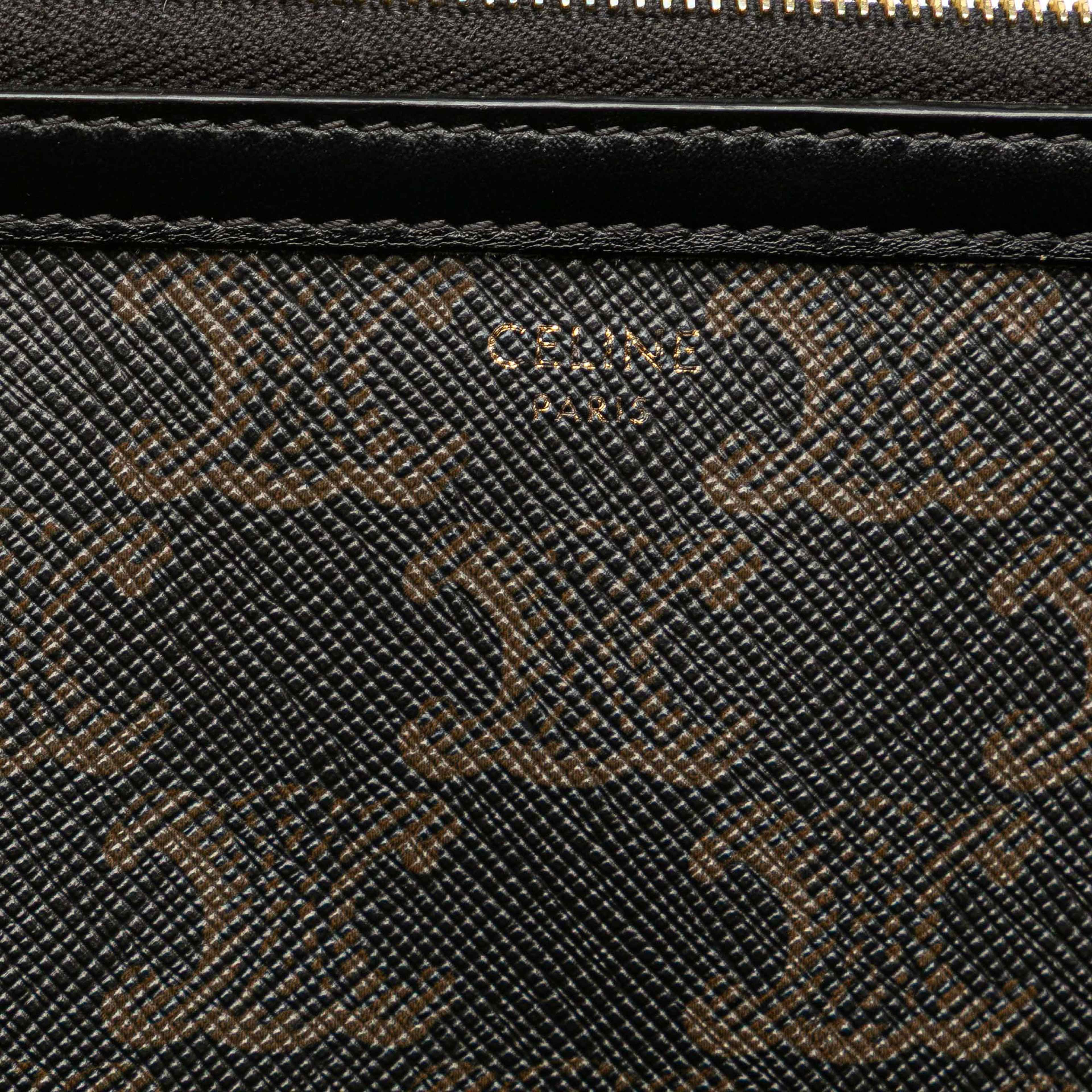 Celine Large Triomphe Coated Canvas Clutch, från Luxclusif, i färgen dark brown. Klicka för att öppna bilden i stort format