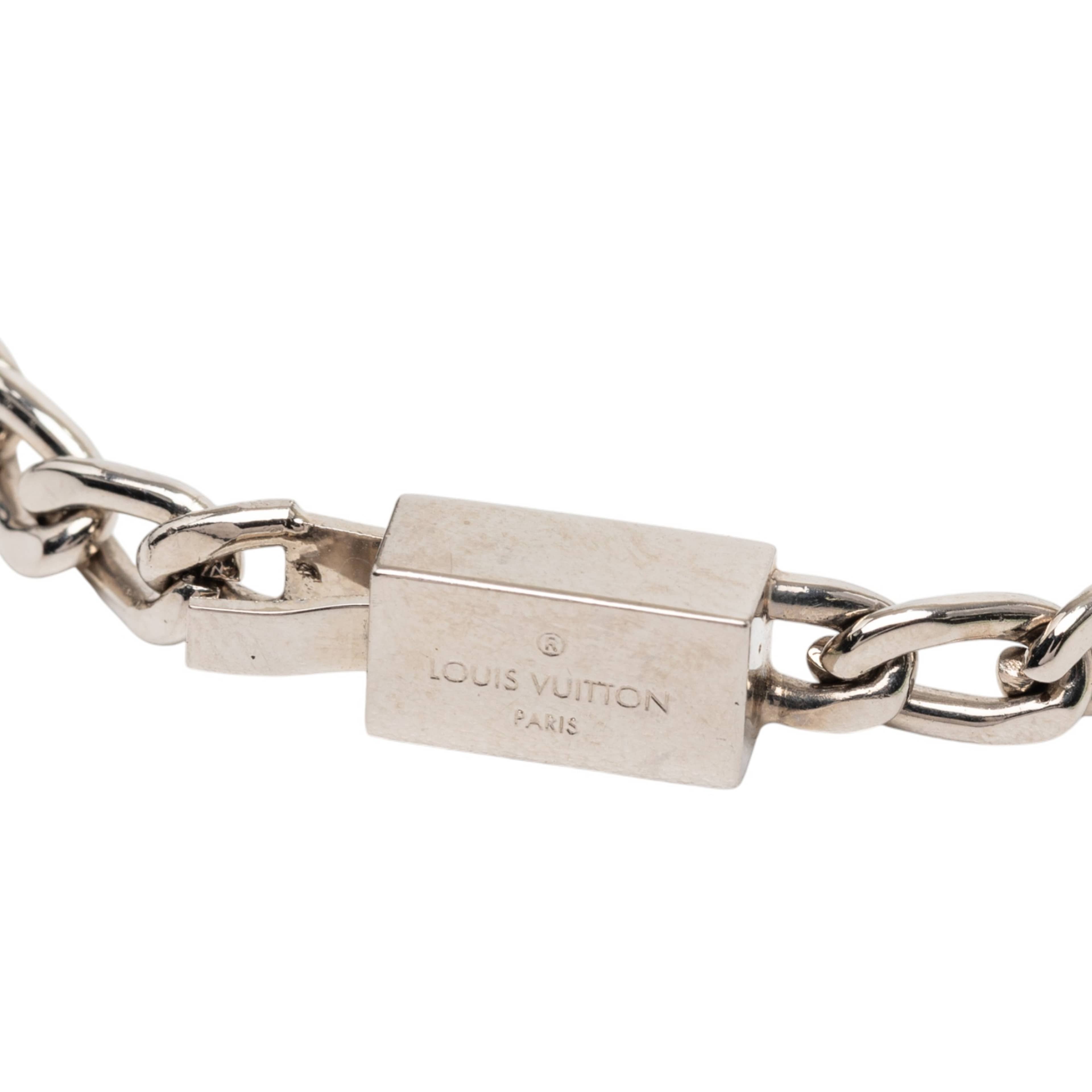 Louis Vuitton Silver Plated Lv Horn Bracelet, från Luxclusif, i färgen silver. Klicka för att öppna bilden i stort format