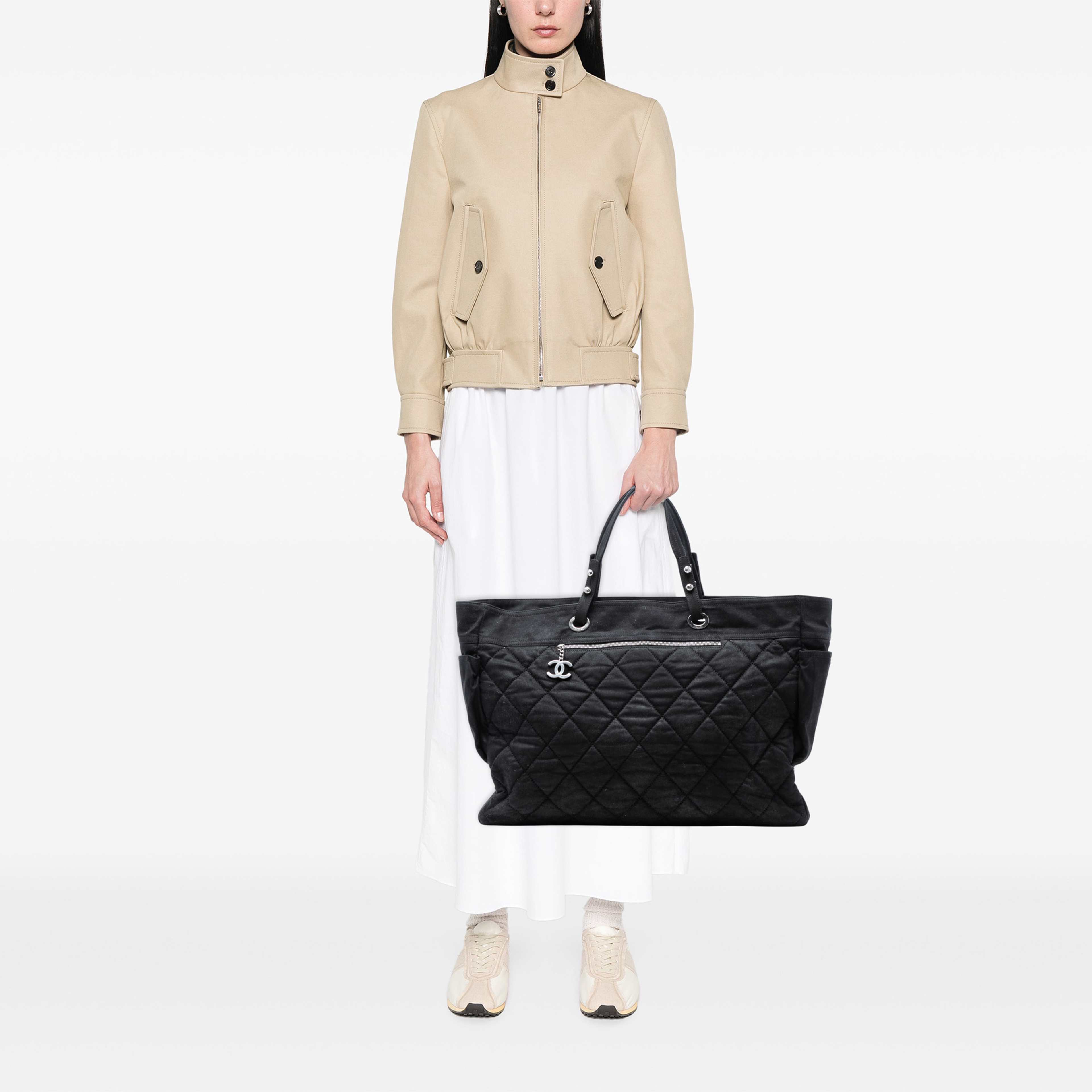 Chanel Xl Quilted Coated Canvas Paris Biarritz Tote, från Luxclusif, i färgen svart. Klicka för att öppna bilden i stort format