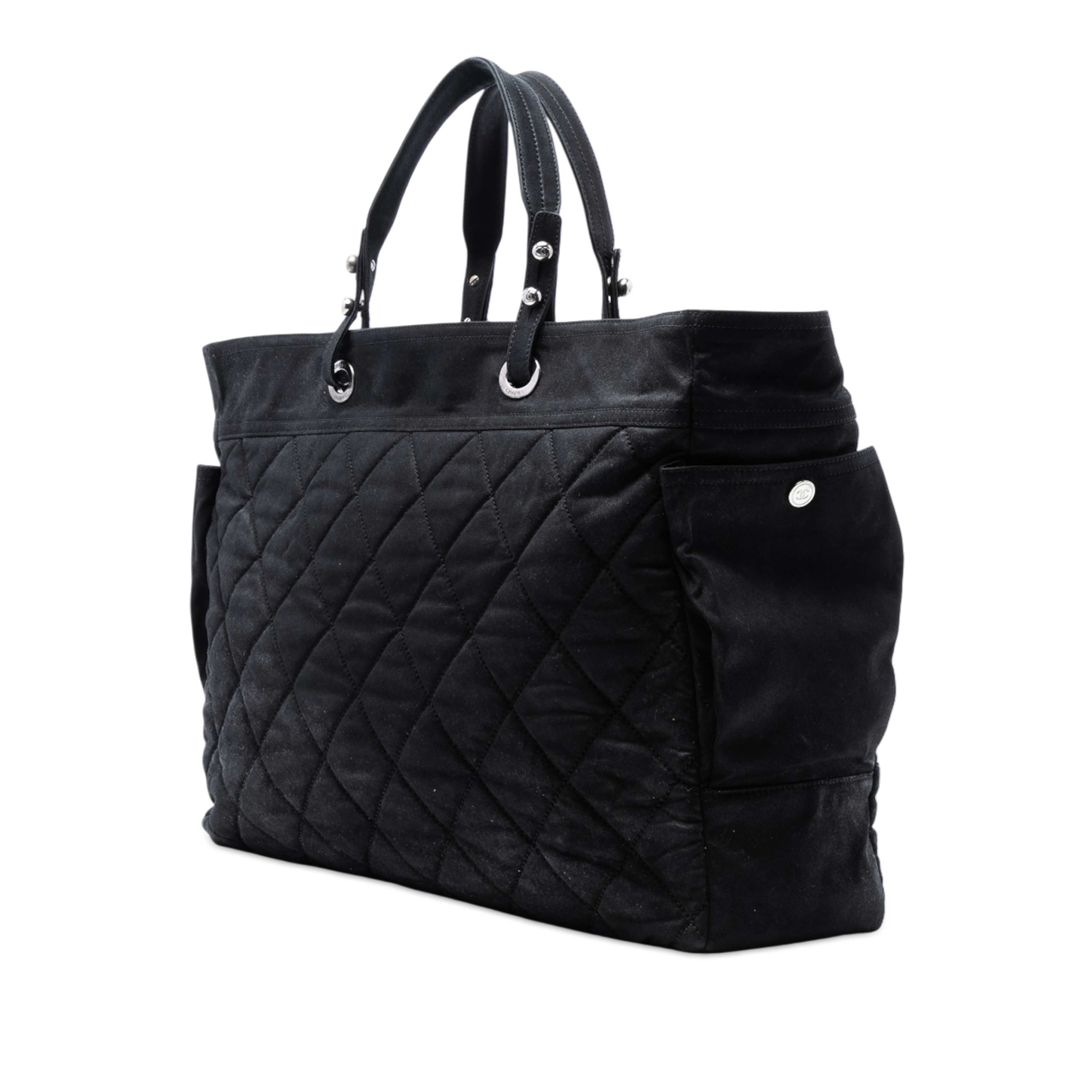 Chanel Xl Quilted Coated Canvas Paris Biarritz Tote, från Luxclusif, i färgen svart. Klicka för att öppna bilden i stort format