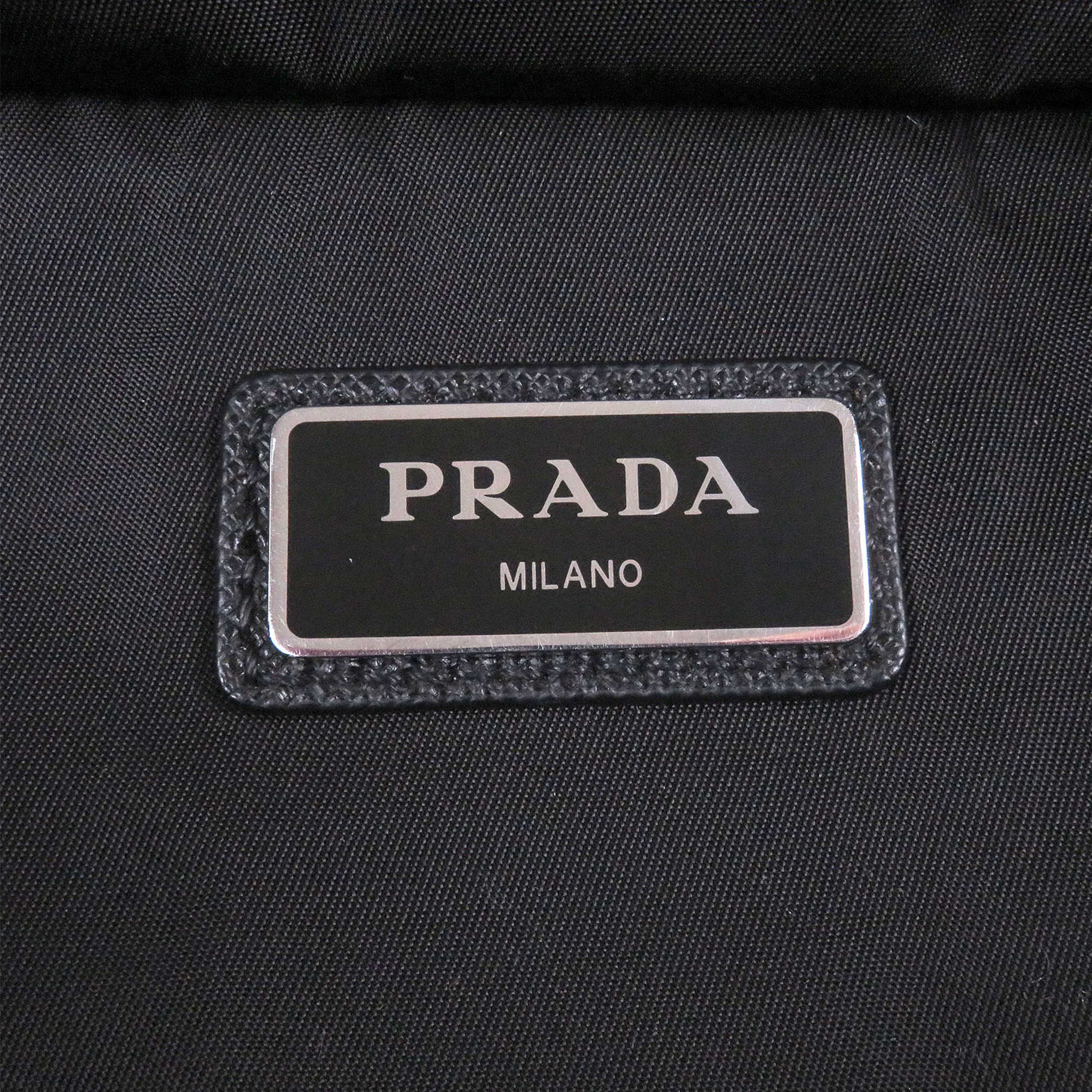 Prada Tessuto Belt Bag, från Luxclusif, i färgen svart. Klicka för att öppna bilden i stort format