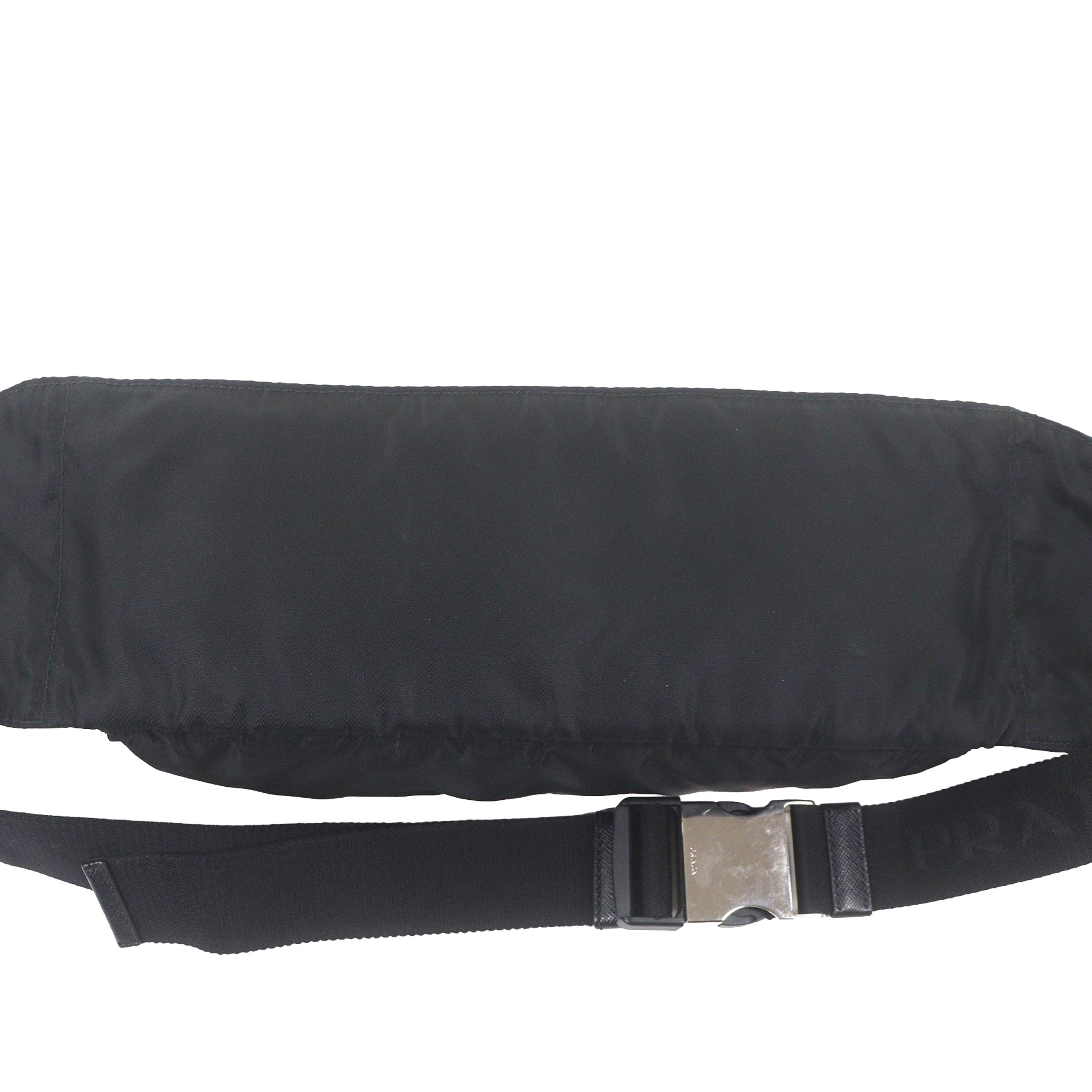 Prada Tessuto Belt Bag, från Luxclusif, i färgen svart. Klicka för att öppna bilden i stort format