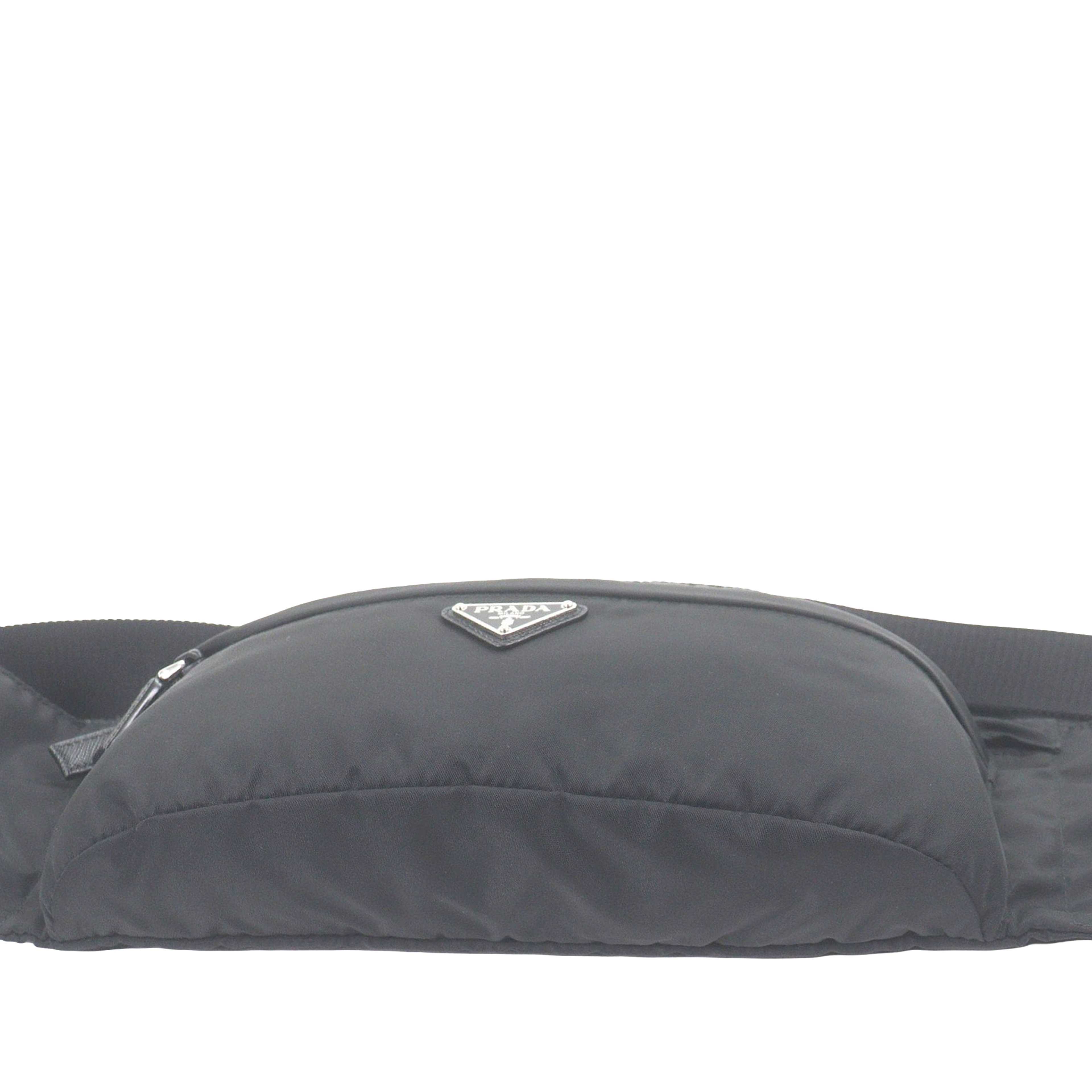 Prada Tessuto Belt Bag, från Luxclusif, i färgen svart. Klicka för att öppna bilden i stort format