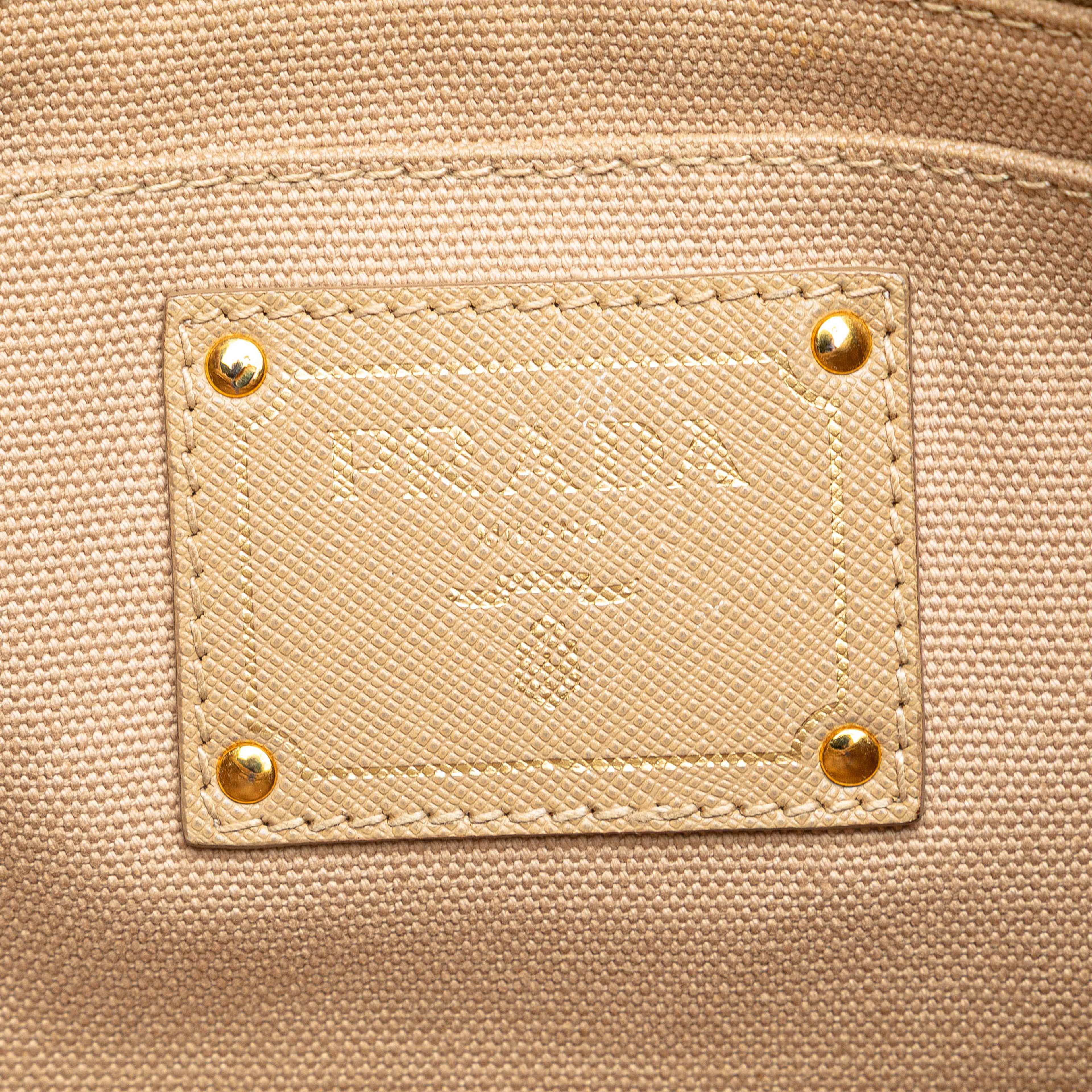 Prada Canvas Canapa Studded Vernice Clutch, från Luxclusif, i färgen beige. Klicka för att öppna bilden i stort format