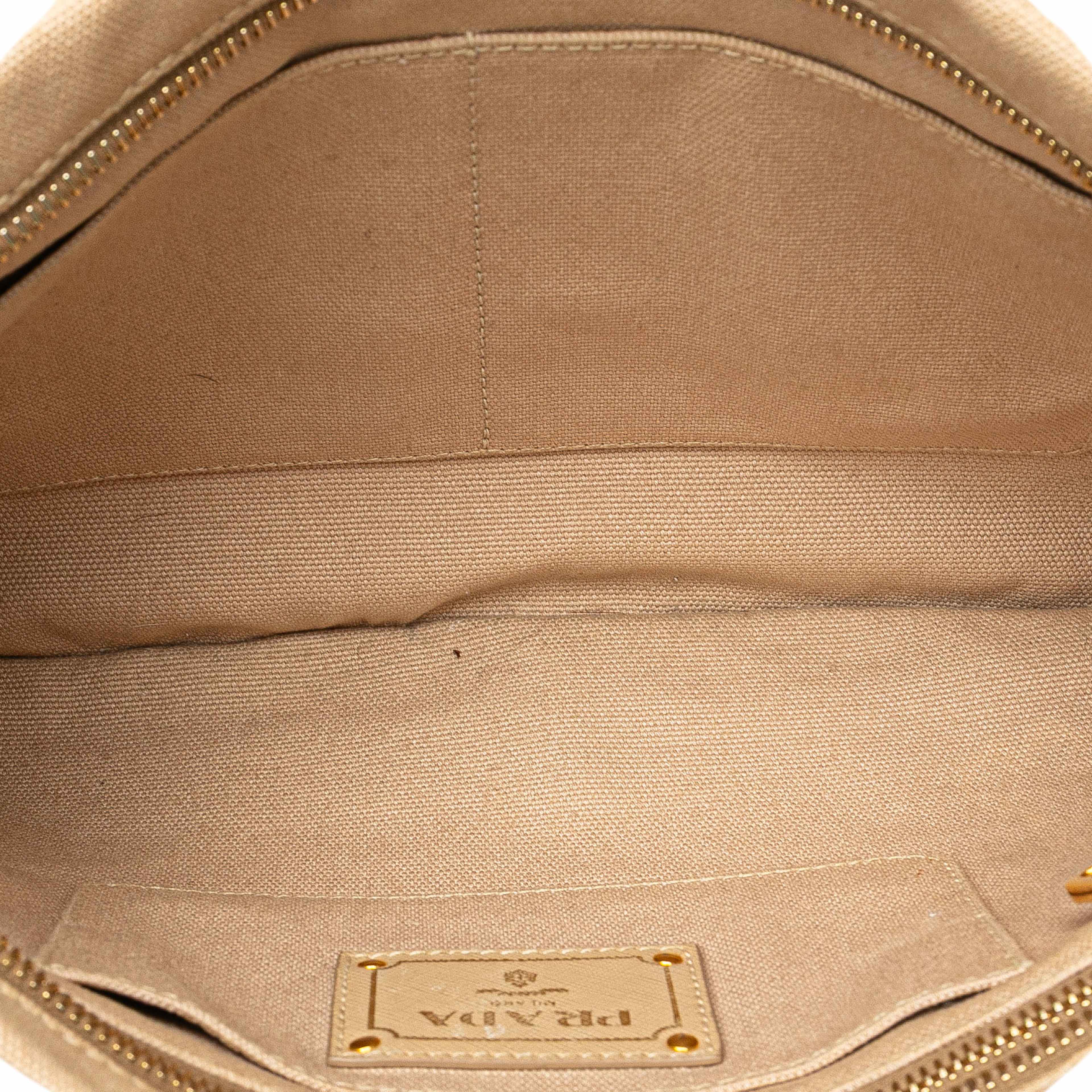 Prada Canvas Canapa Studded Vernice Clutch, från Luxclusif, i färgen beige. Klicka för att öppna bilden i stort format