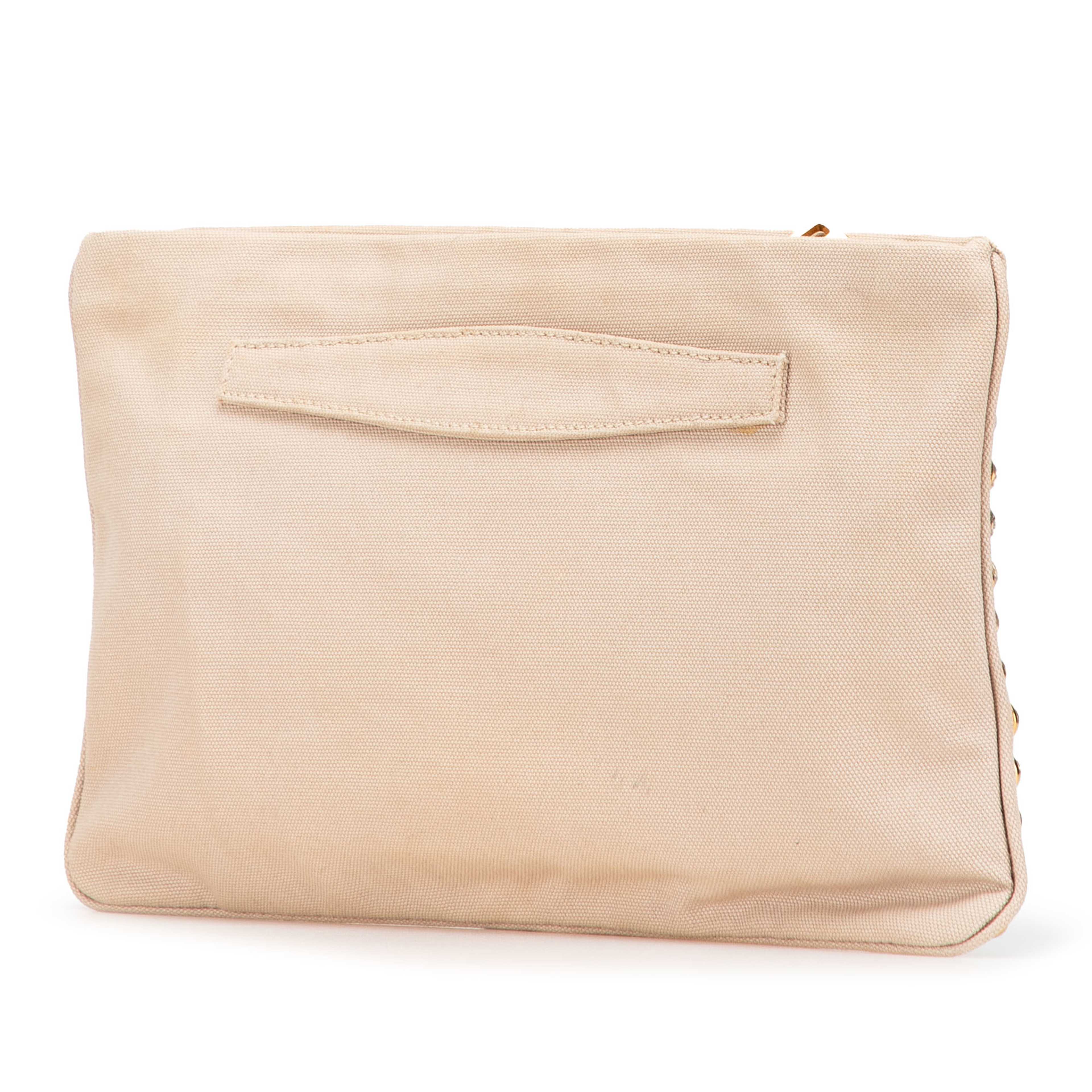 Prada Canvas Canapa Studded Vernice Clutch, från Luxclusif, i färgen beige. Klicka för att öppna bilden i stort format