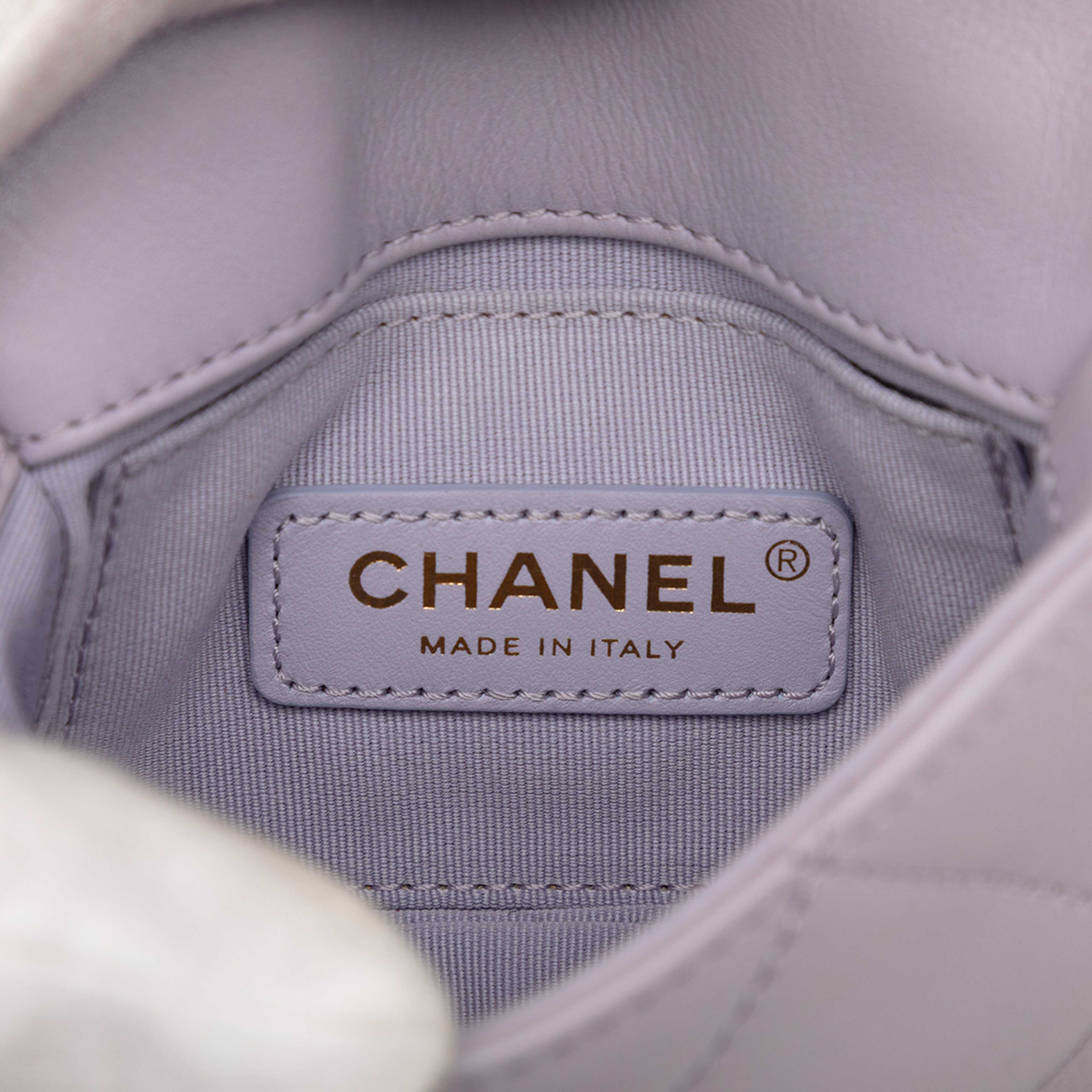 Chanel Mini Quilted Calfskin Framing Chain Flap, från Luxclusif, i färgen purpur. Klicka för att öppna bilden i stort format