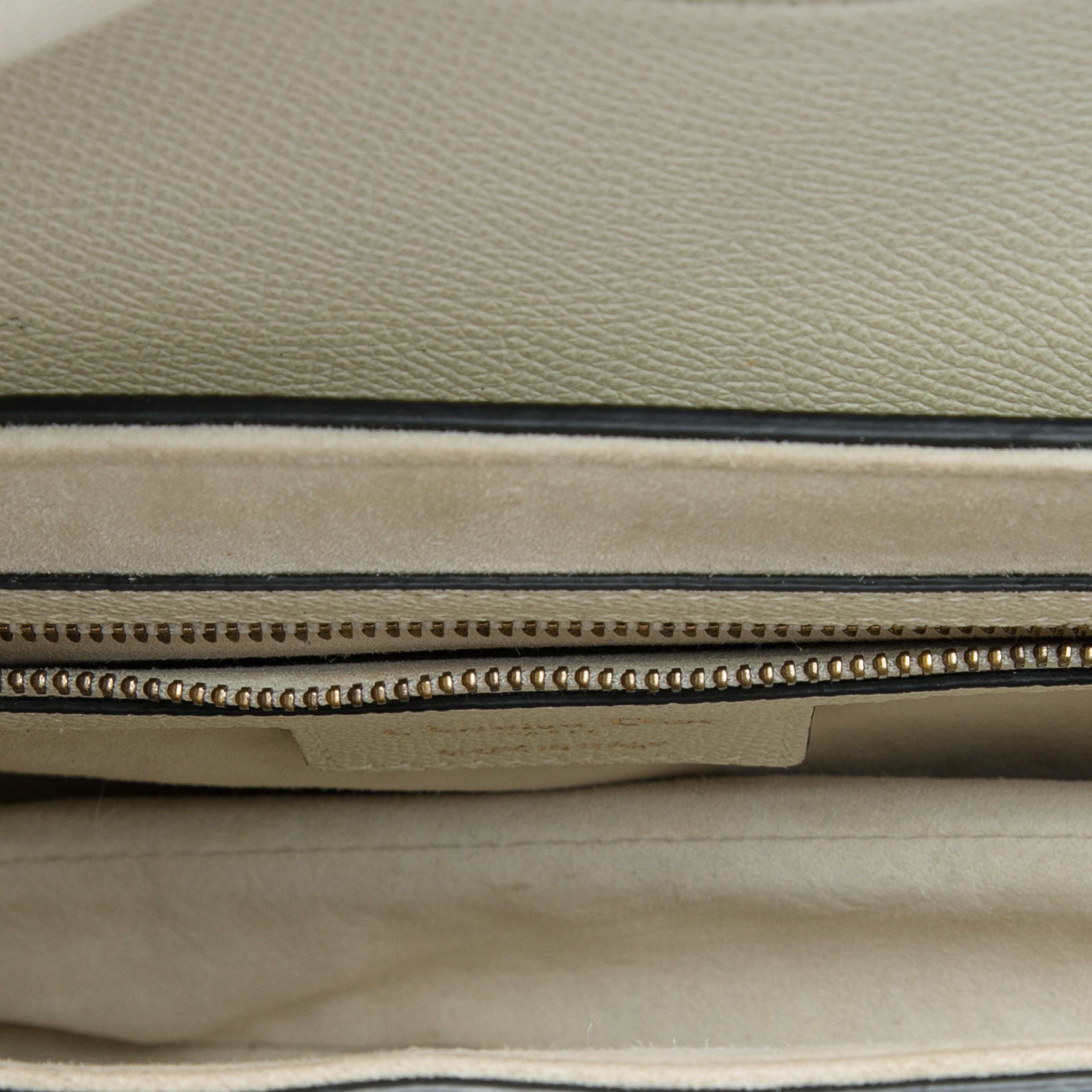 Dior Grained Calfskin Saddle Bag, från Luxclusif, i färgen vit. Klicka för att öppna bilden i stort format