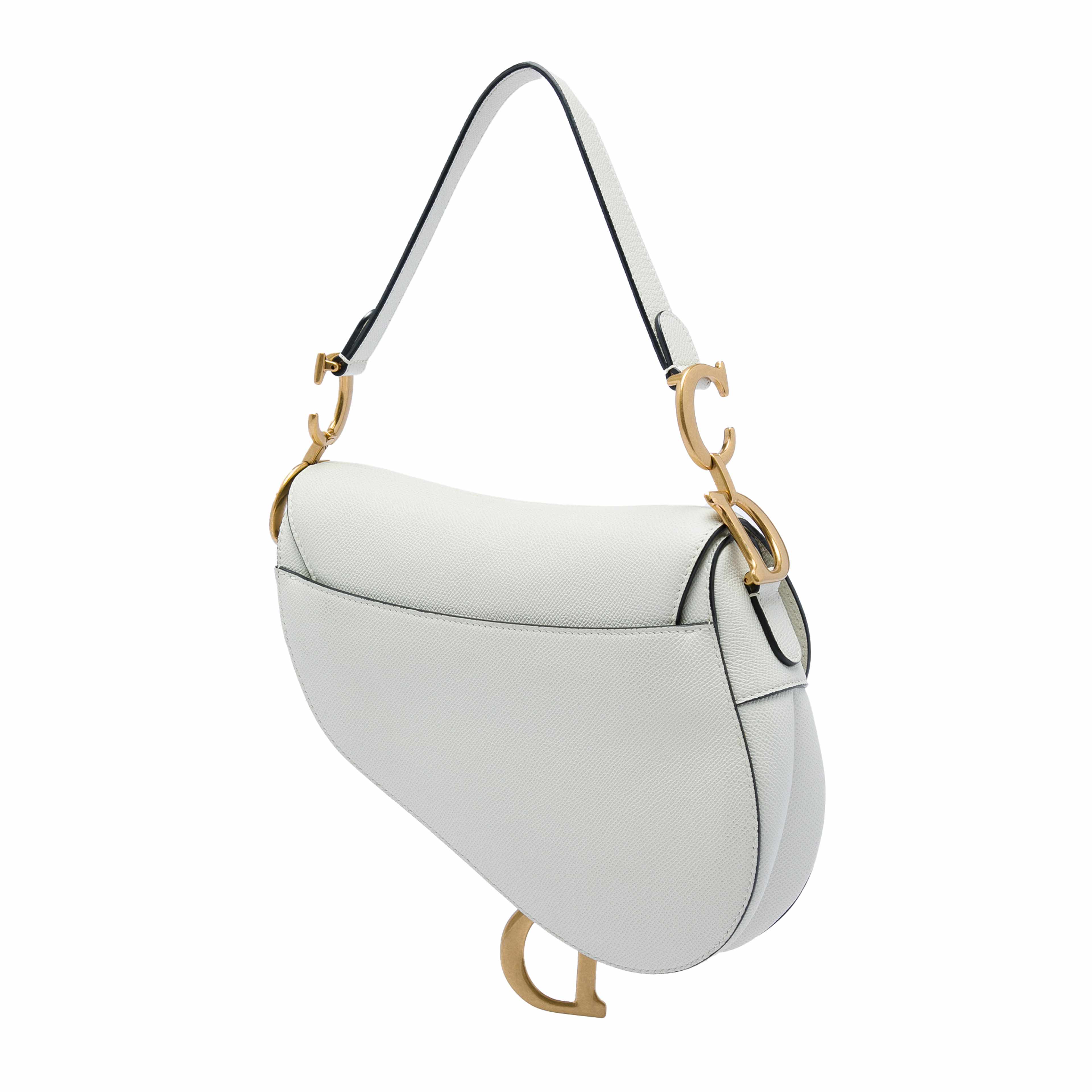 Dior Grained Calfskin Saddle Bag, från Luxclusif, i färgen vit. Klicka för att öppna bilden i stort format