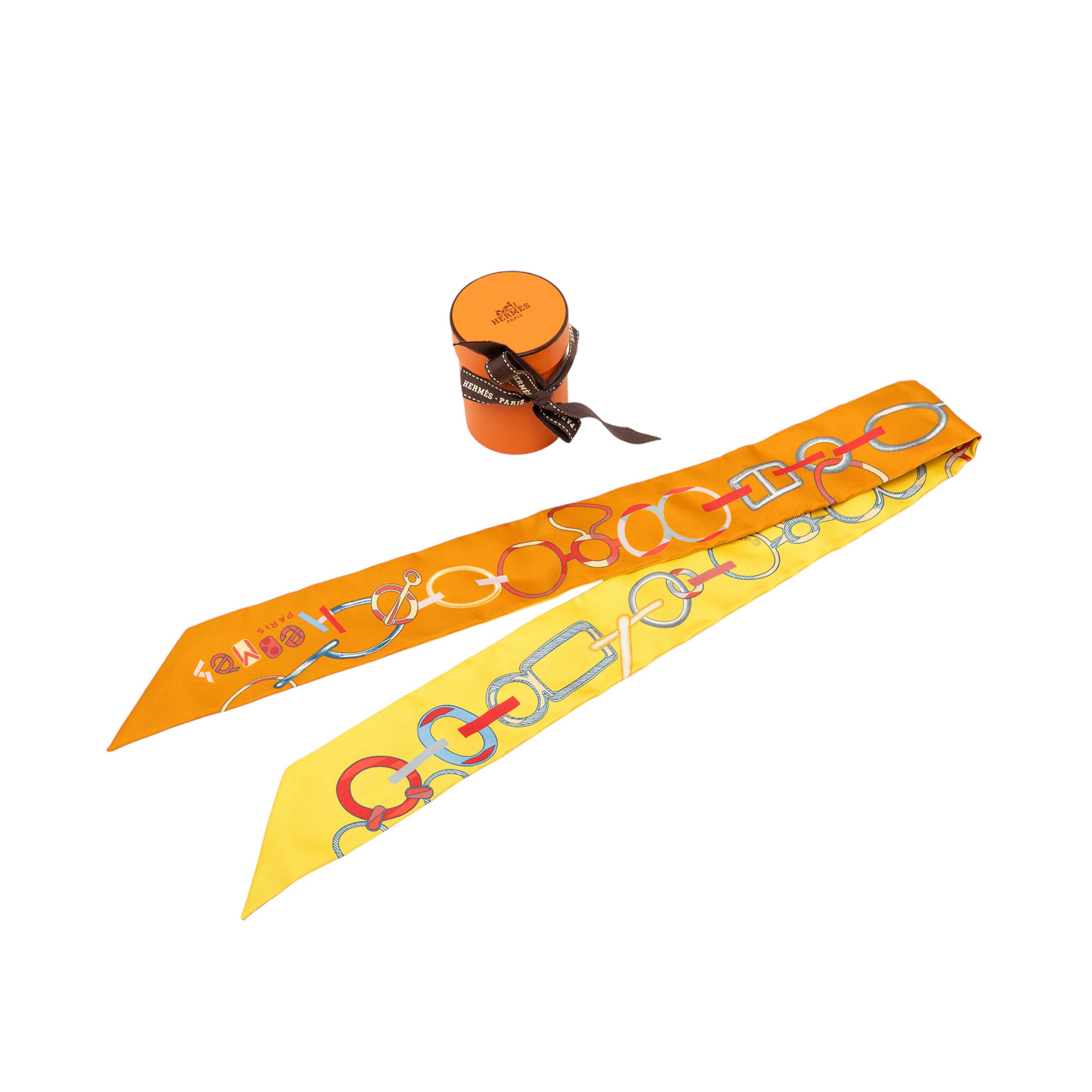 Hermès Do Re Boucles Silk Twilly Scarf, från Luxclusif, i färgen orange. Klicka för att öppna bilden i stort format