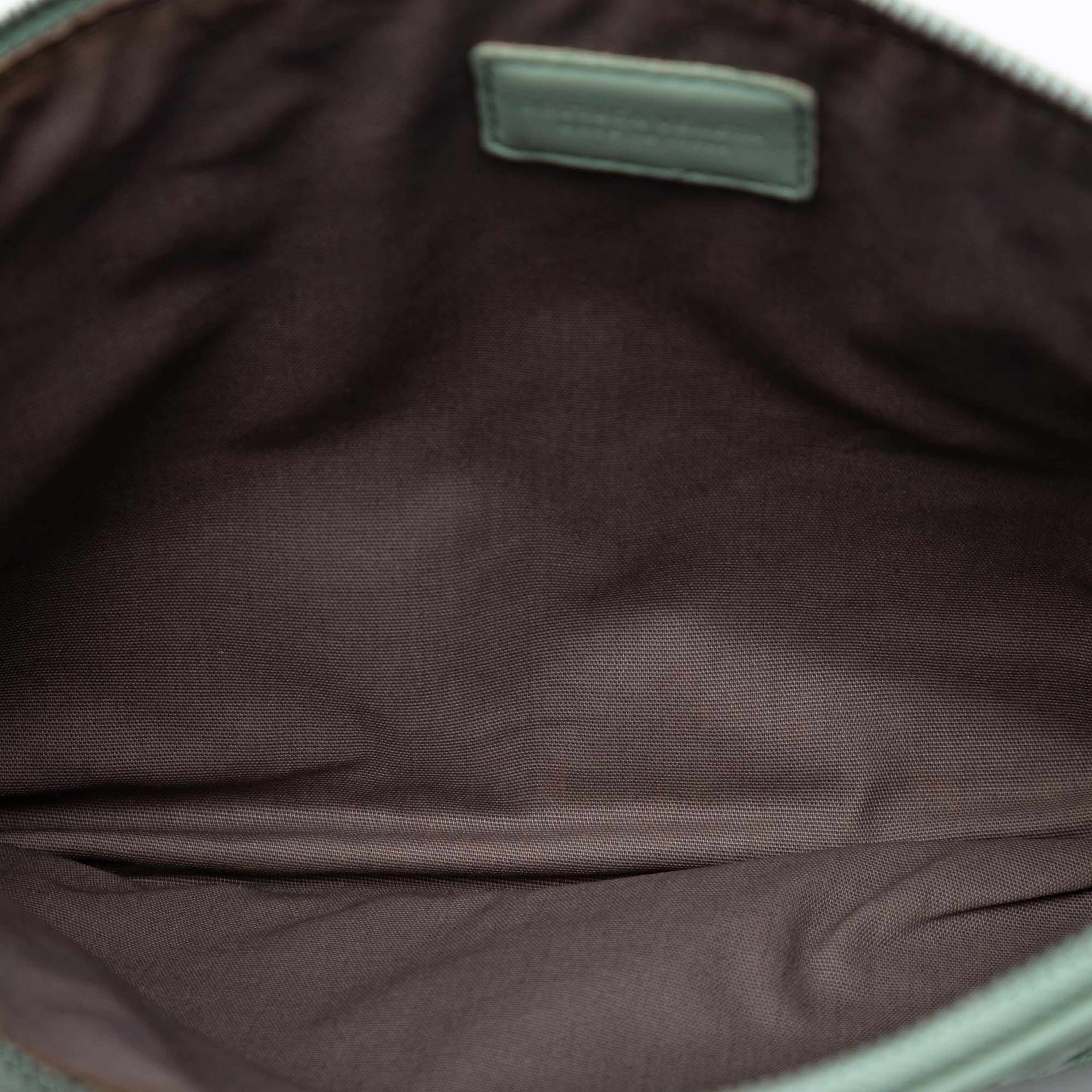 Bottega Veneta Nappa Intrecciato Clutch, från Luxclusif, i färgen mint. Klicka för att öppna bilden i stort format
