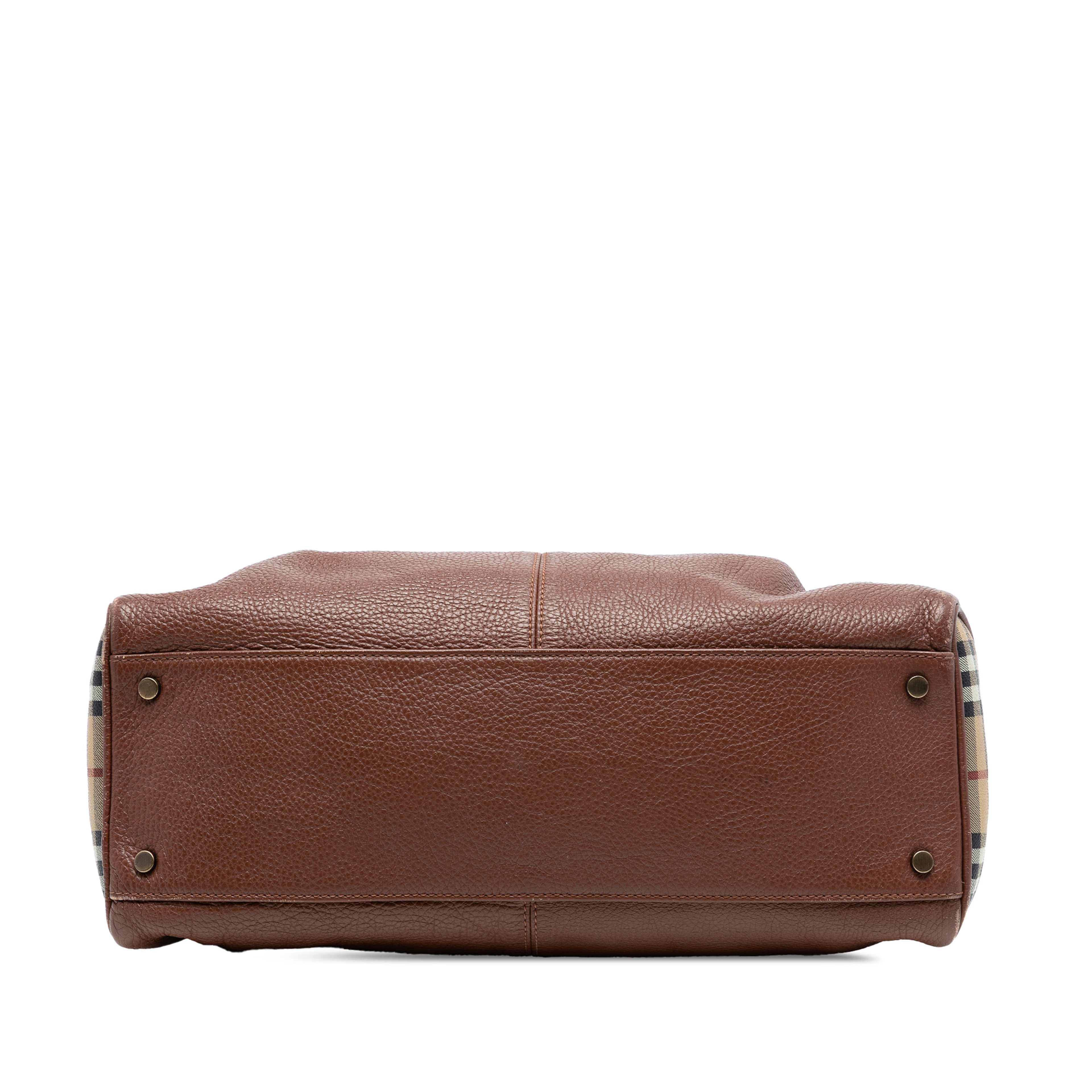 Burberry Medium House Check Trimmed Leather Horn Toggle Tote, från Luxclusif, i färgen brown. Klicka för att öppna bilden i stort format