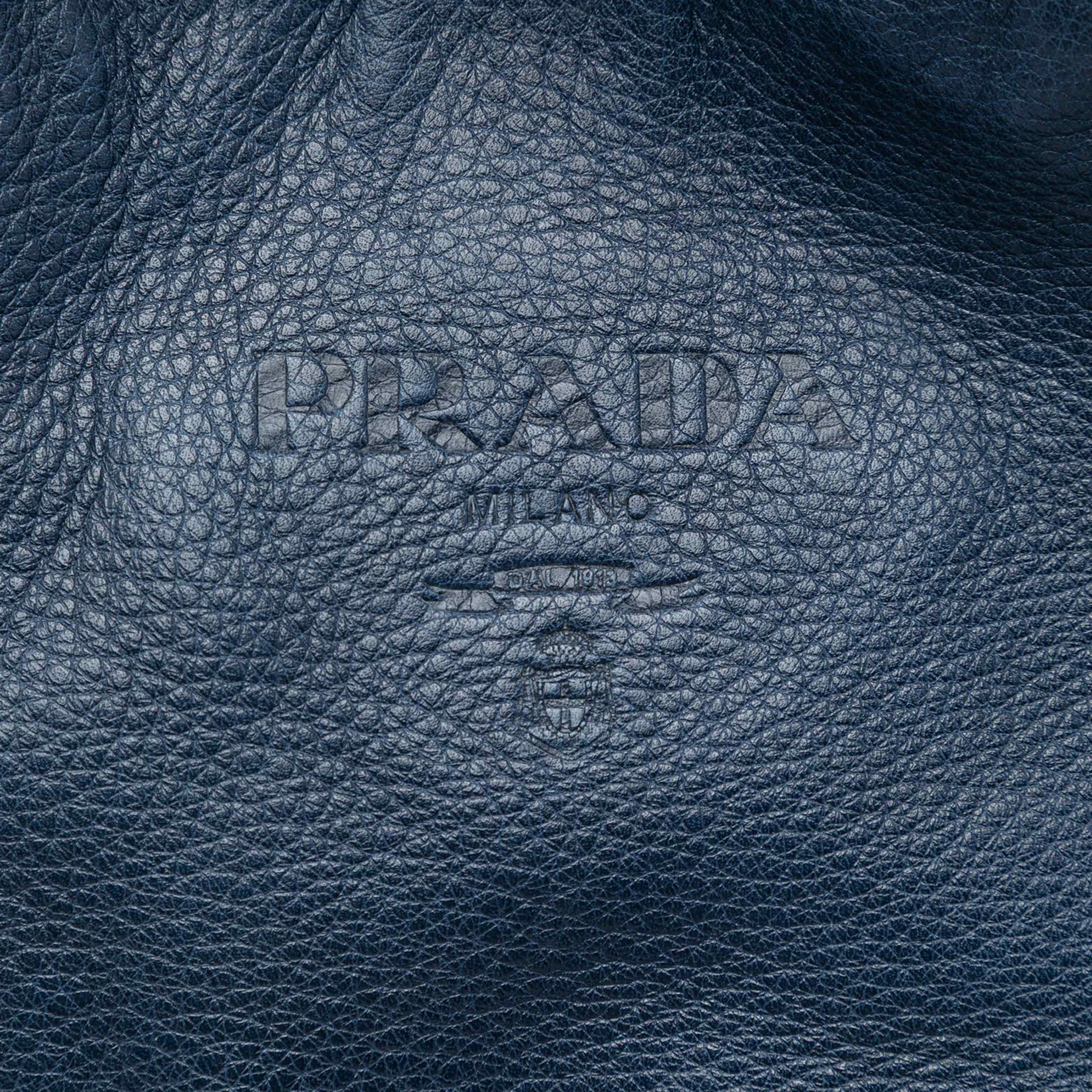 Prada Vitello Daino Shopper Tote, från Luxclusif, i färgen dark blue. Klicka för att öppna bilden i stort format