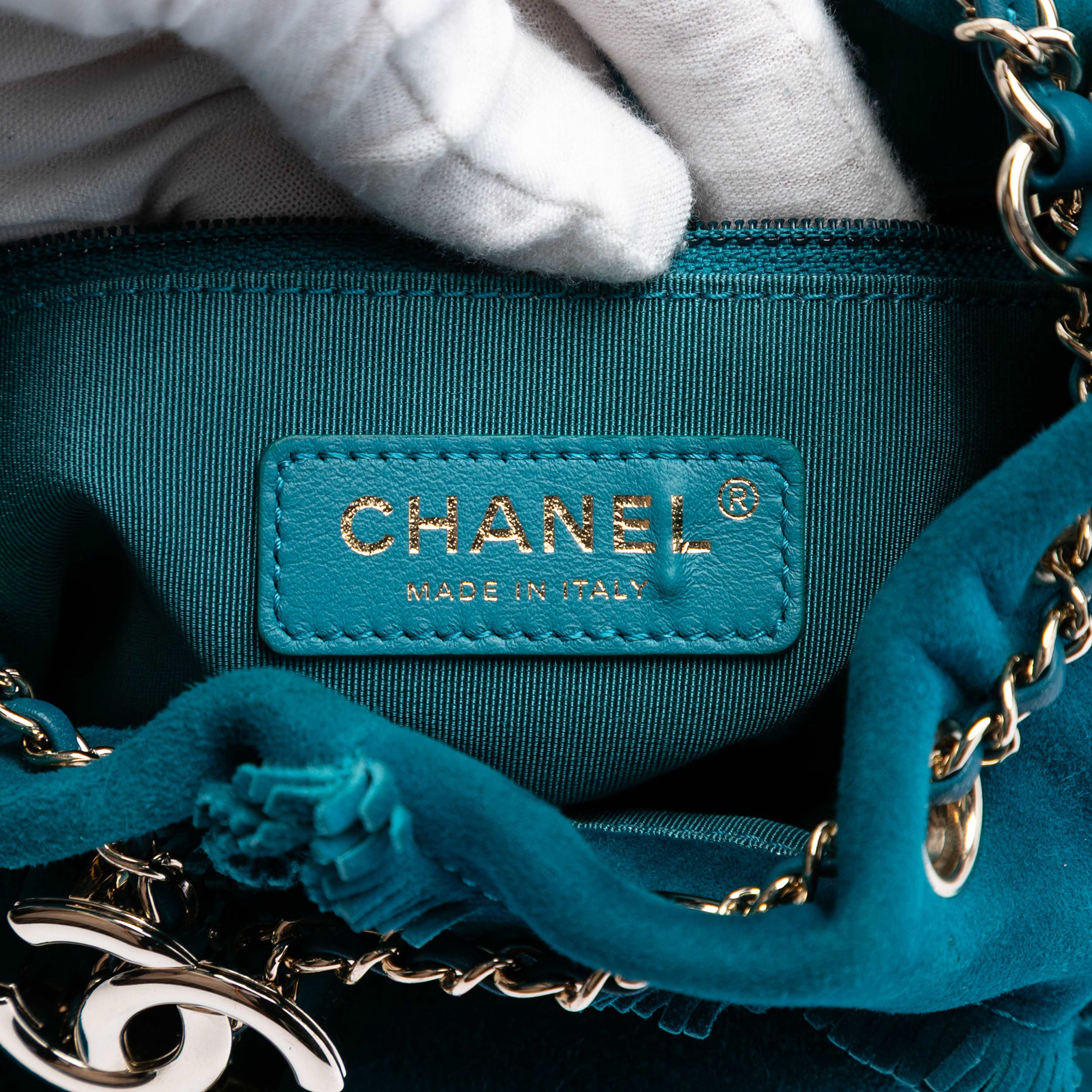 Chanel Cc Suede Fringed Drawstring Bucket Bag, från Luxclusif, i färgen peacock. Klicka för att öppna bilden i stort format