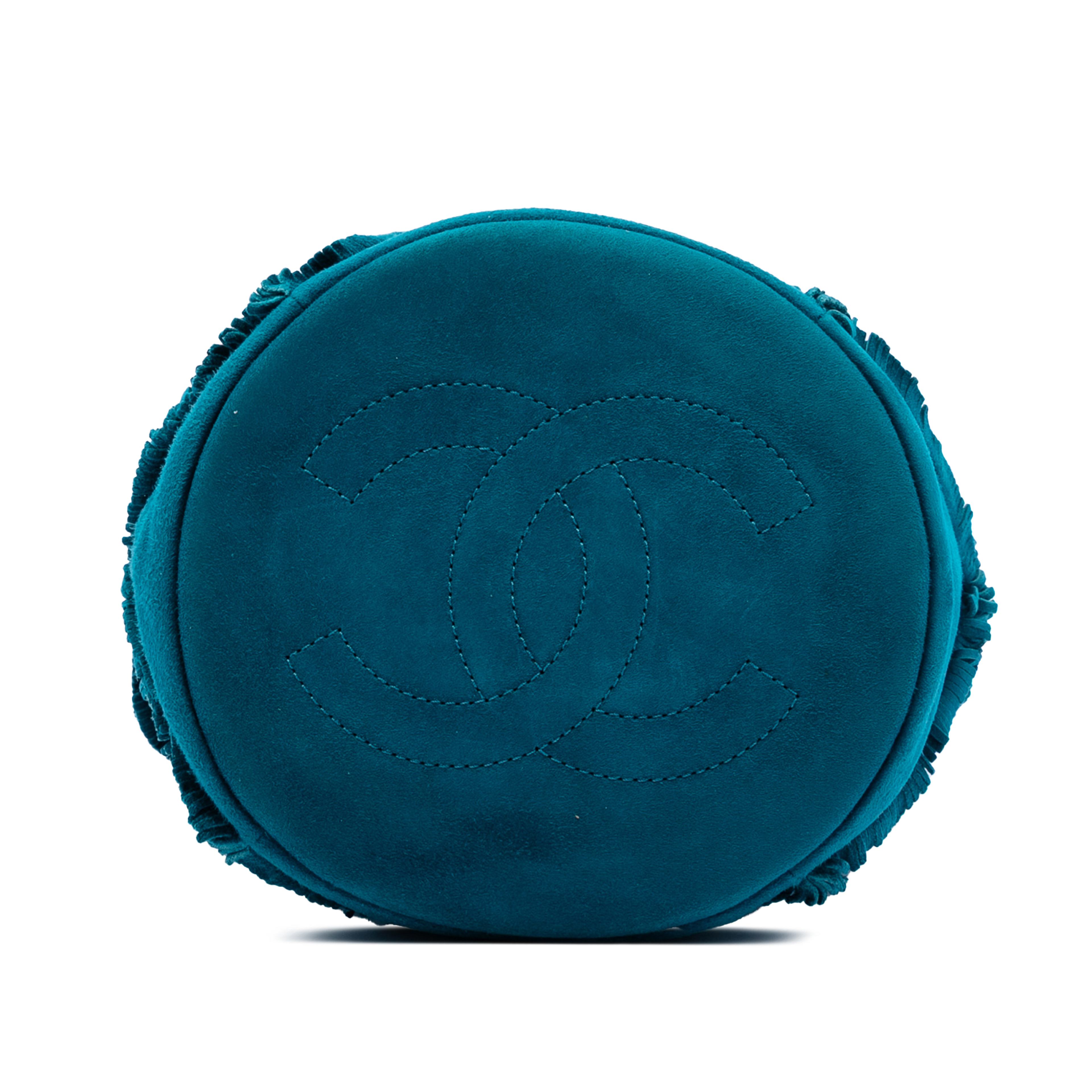 Chanel Cc Suede Fringed Drawstring Bucket Bag, från Luxclusif, i färgen peacock. Klicka för att öppna bilden i stort format