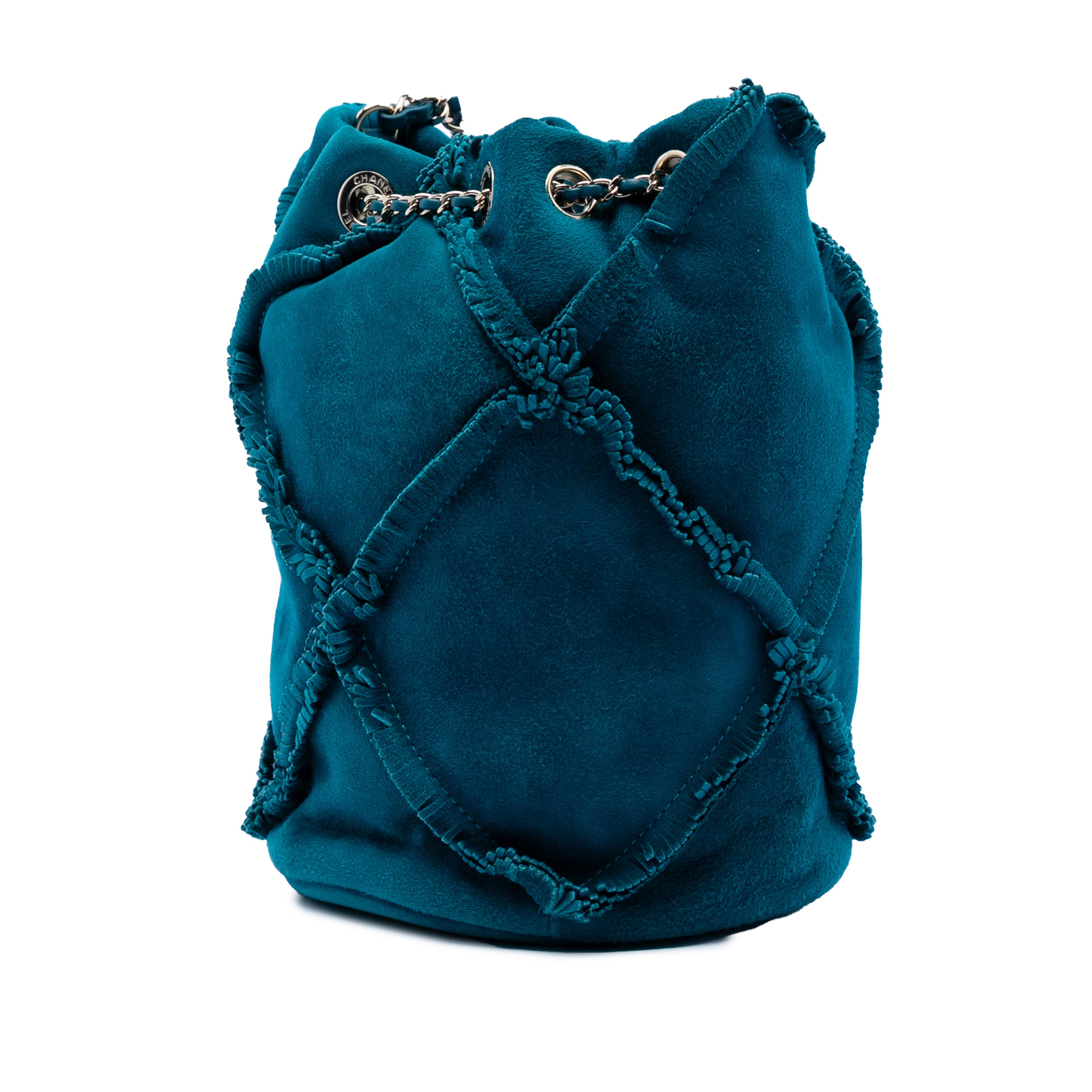 Chanel Cc Suede Fringed Drawstring Bucket Bag, från Luxclusif, i färgen peacock. Klicka för att öppna bilden i stort format