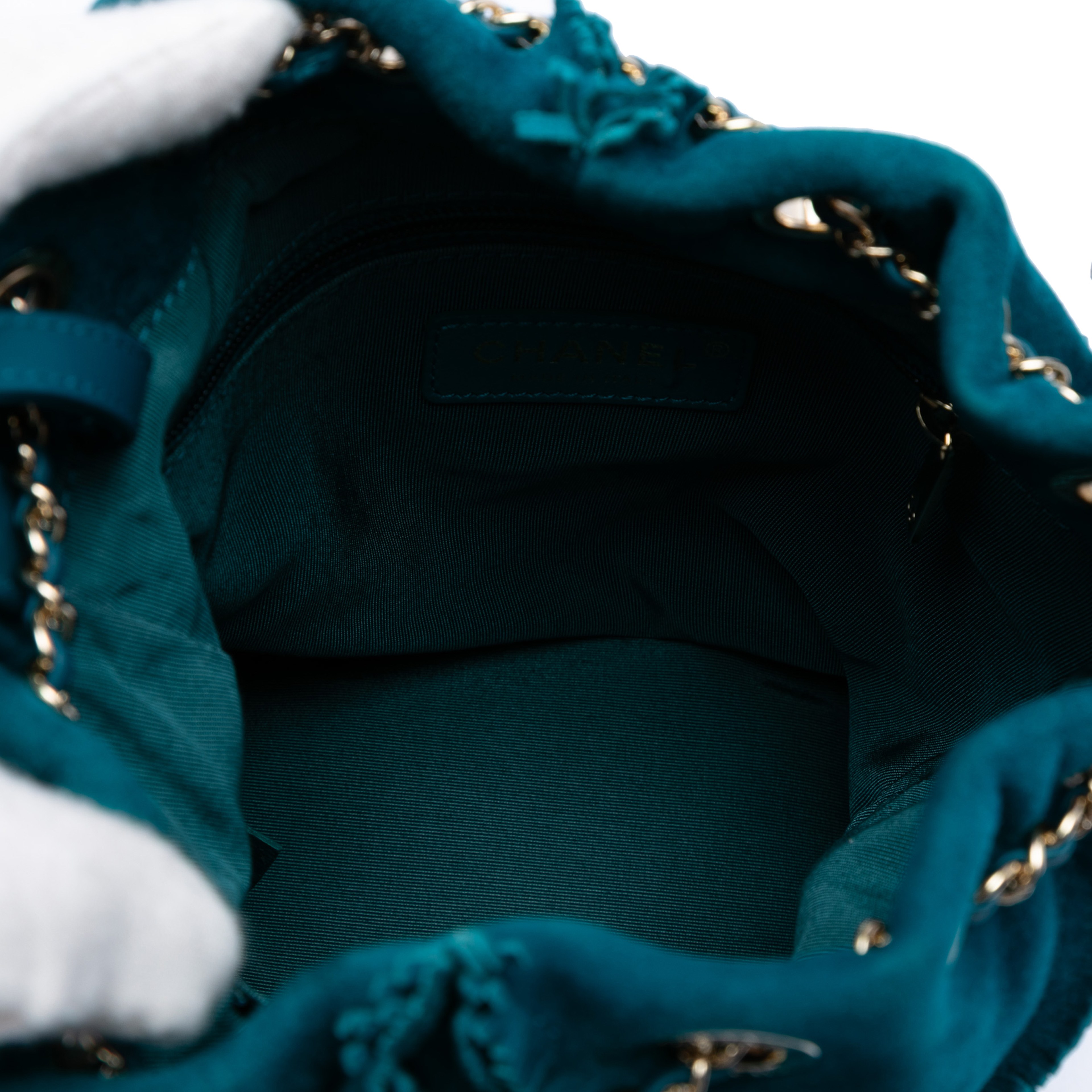 Chanel Cc Suede Fringed Drawstring Bucket Bag, från Luxclusif, i färgen peacock. Klicka för att öppna bilden i stort format