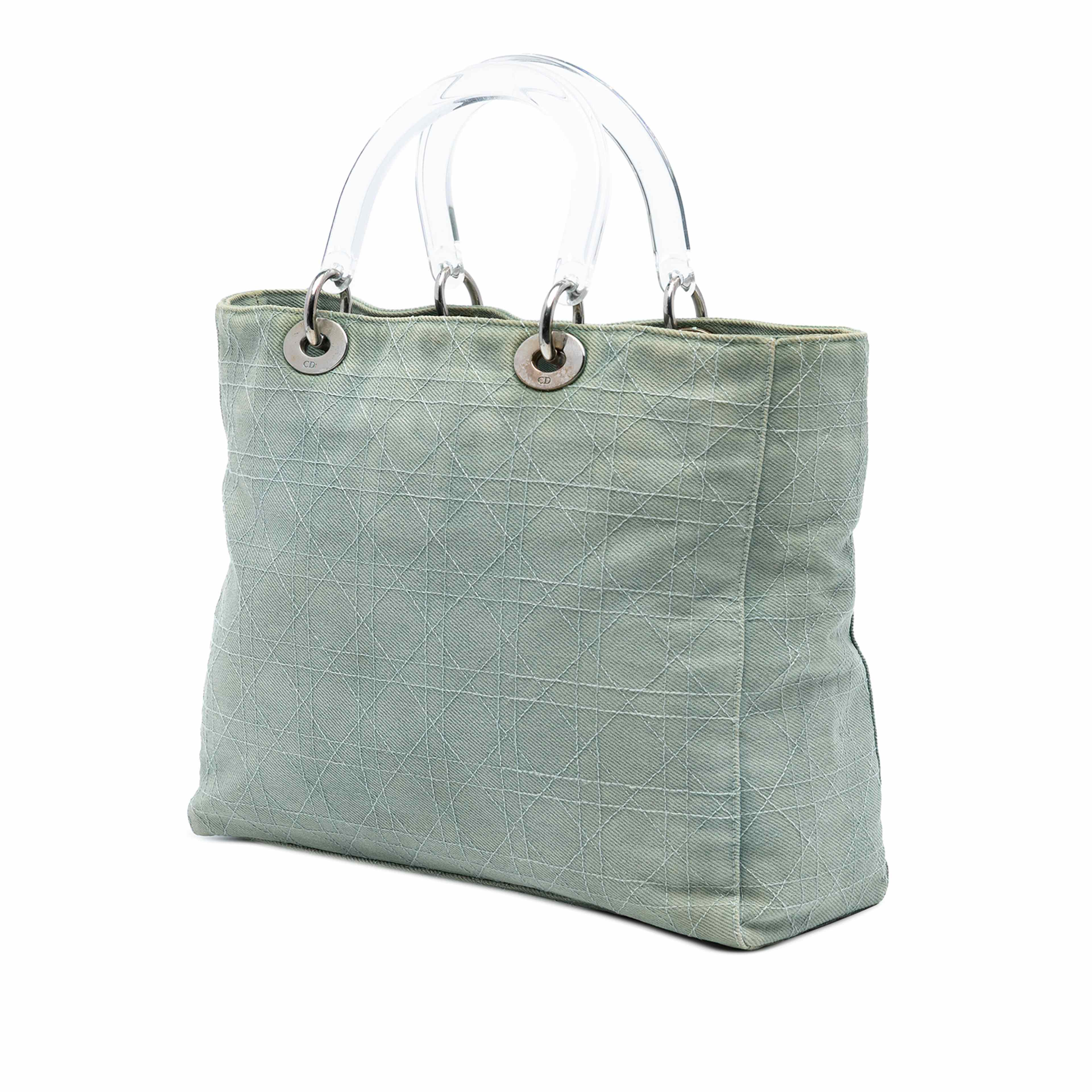 Dior Large Denim Cannage Acrylic Handles Lady Dior, från Luxclusif, i färgen denim. Klicka för att öppna bilden i stort format