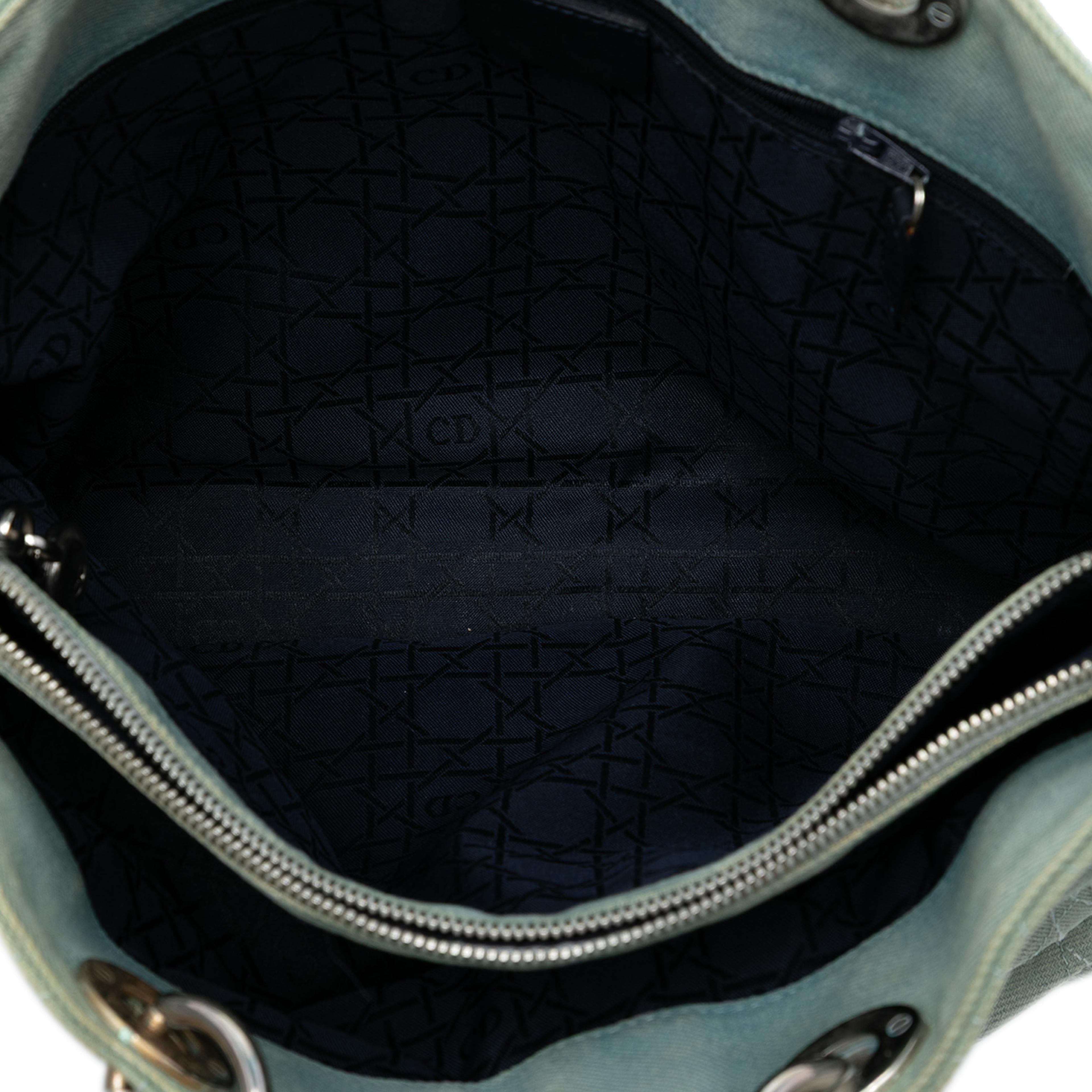 Dior Large Denim Cannage Acrylic Handles Lady Dior, från Luxclusif, i färgen denim. Klicka för att öppna bilden i stort format