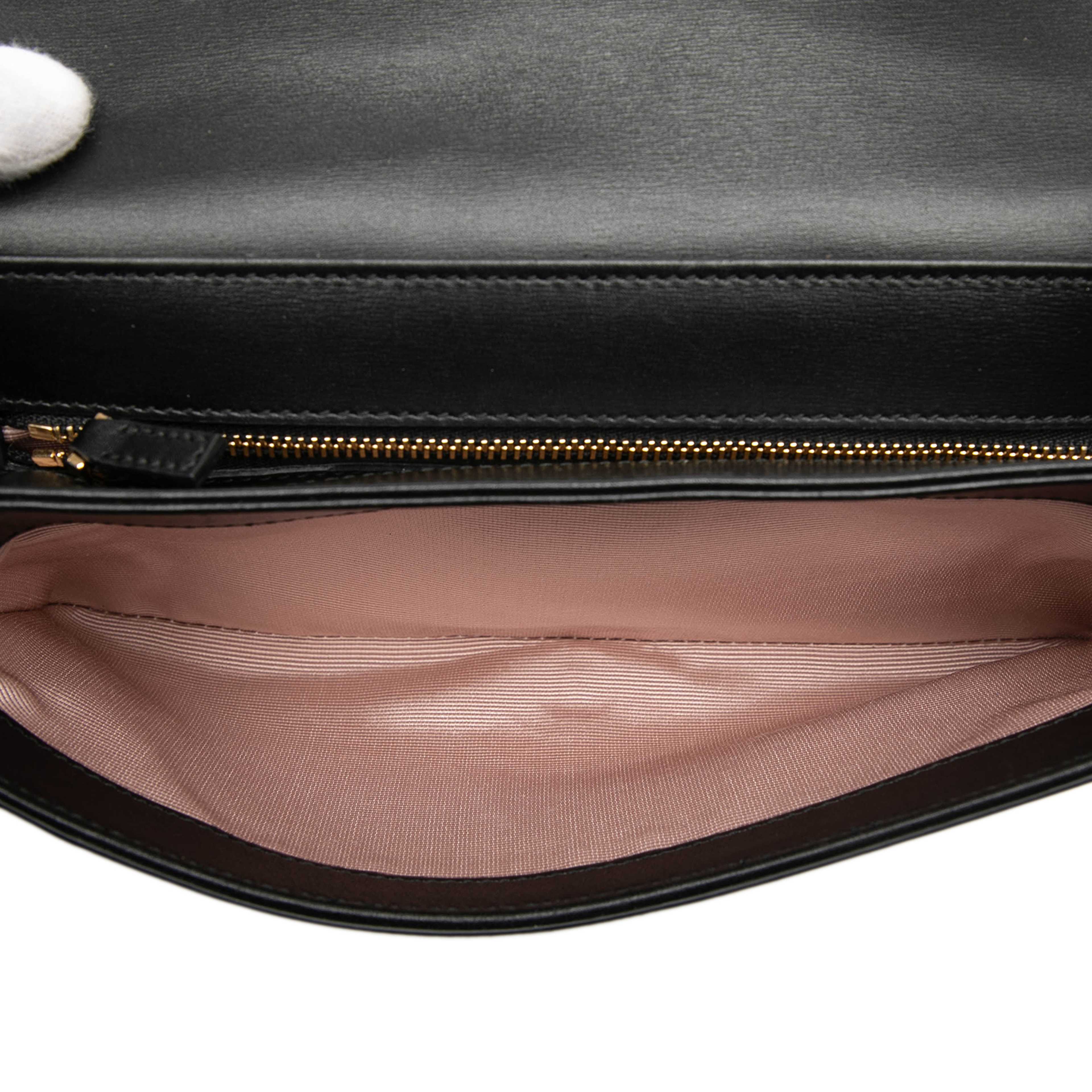 Gucci Small Calfskin Arli Crossbody, från Luxclusif, i färgen svart. Klicka för att öppna bilden i stort format