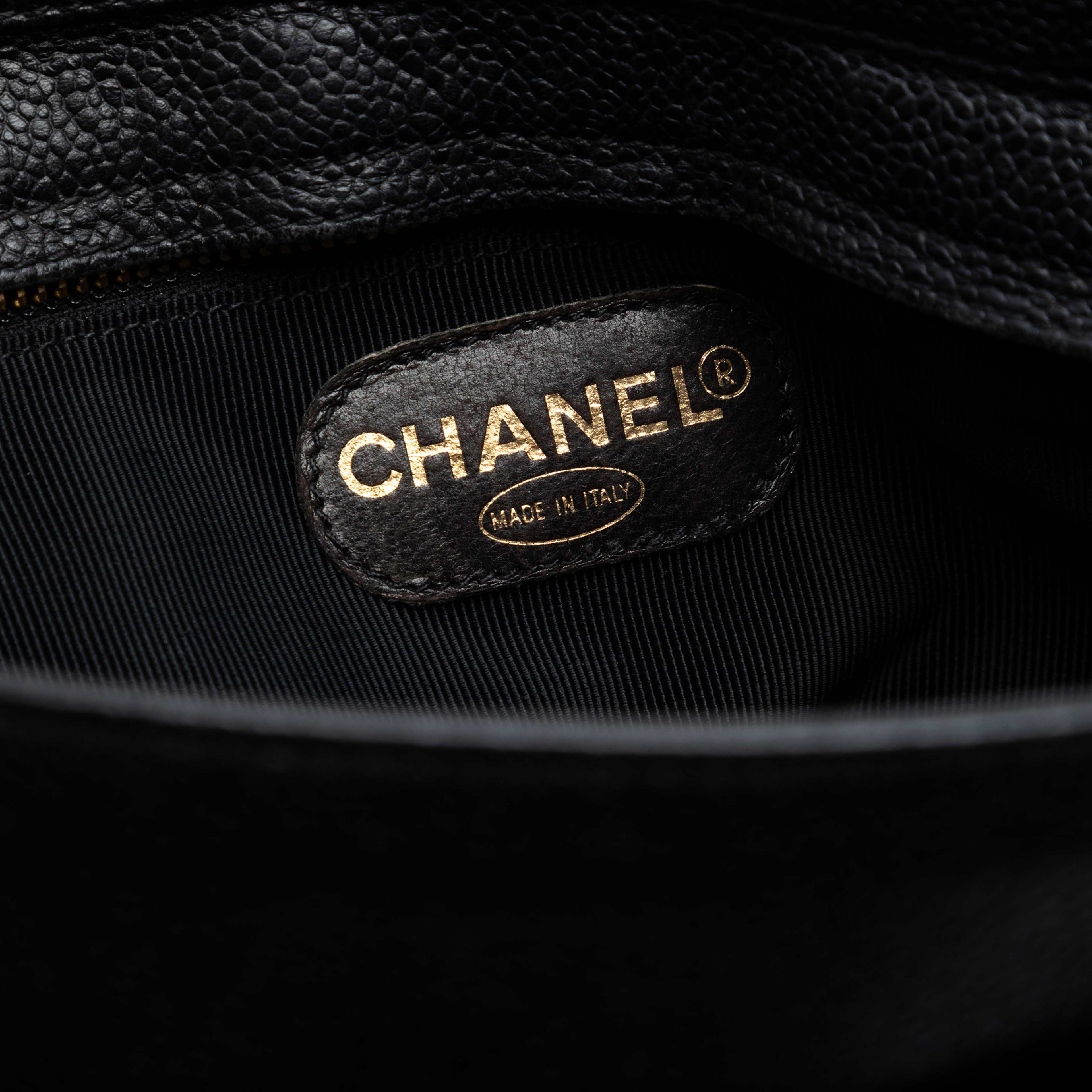 Chanel Triple Cc Caviar Tote, från Luxclusif, i färgen black. Klicka för att öppna bilden i stort format