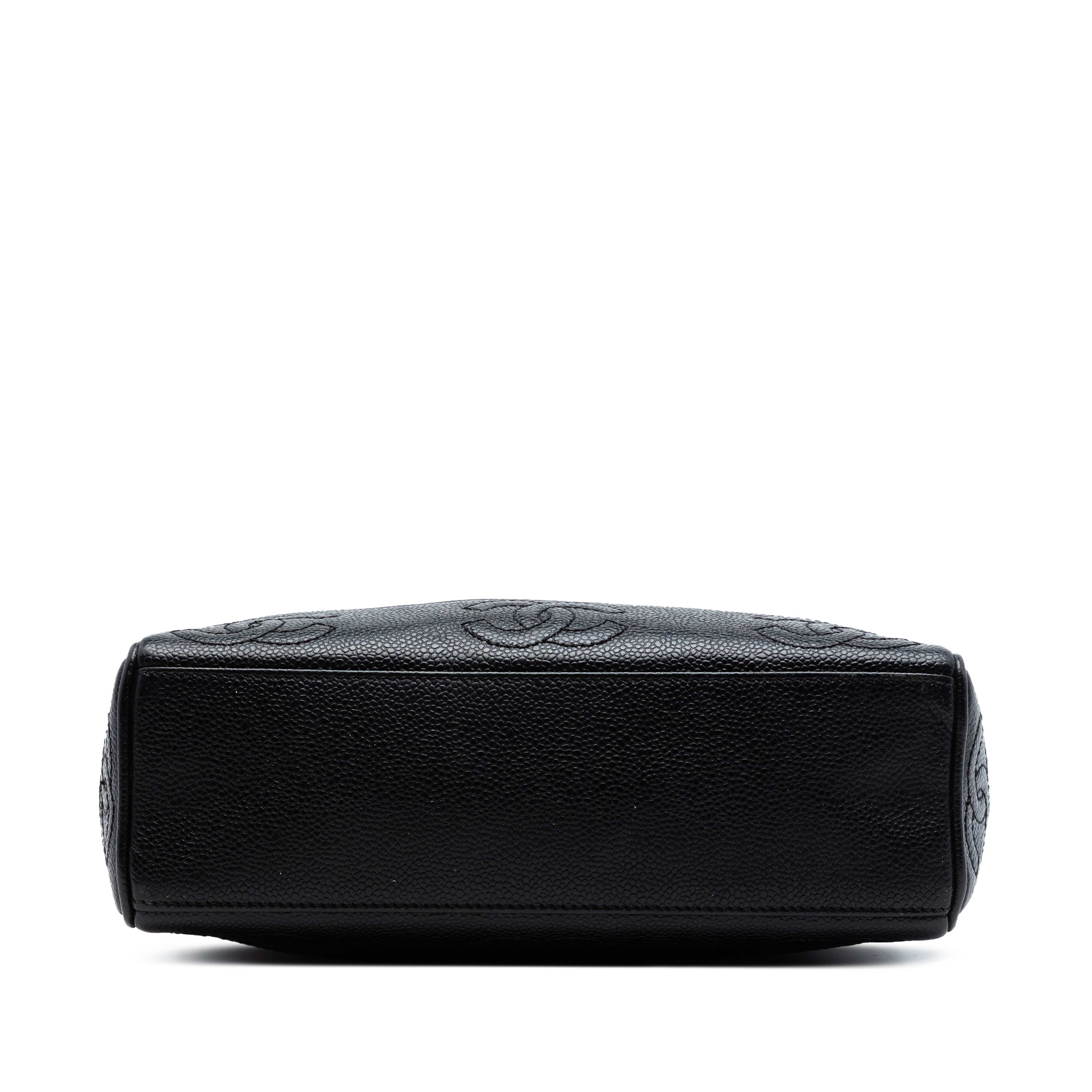 Chanel Triple Cc Caviar Tote, från Luxclusif, i färgen svart. Klicka för att öppna bilden i stort format