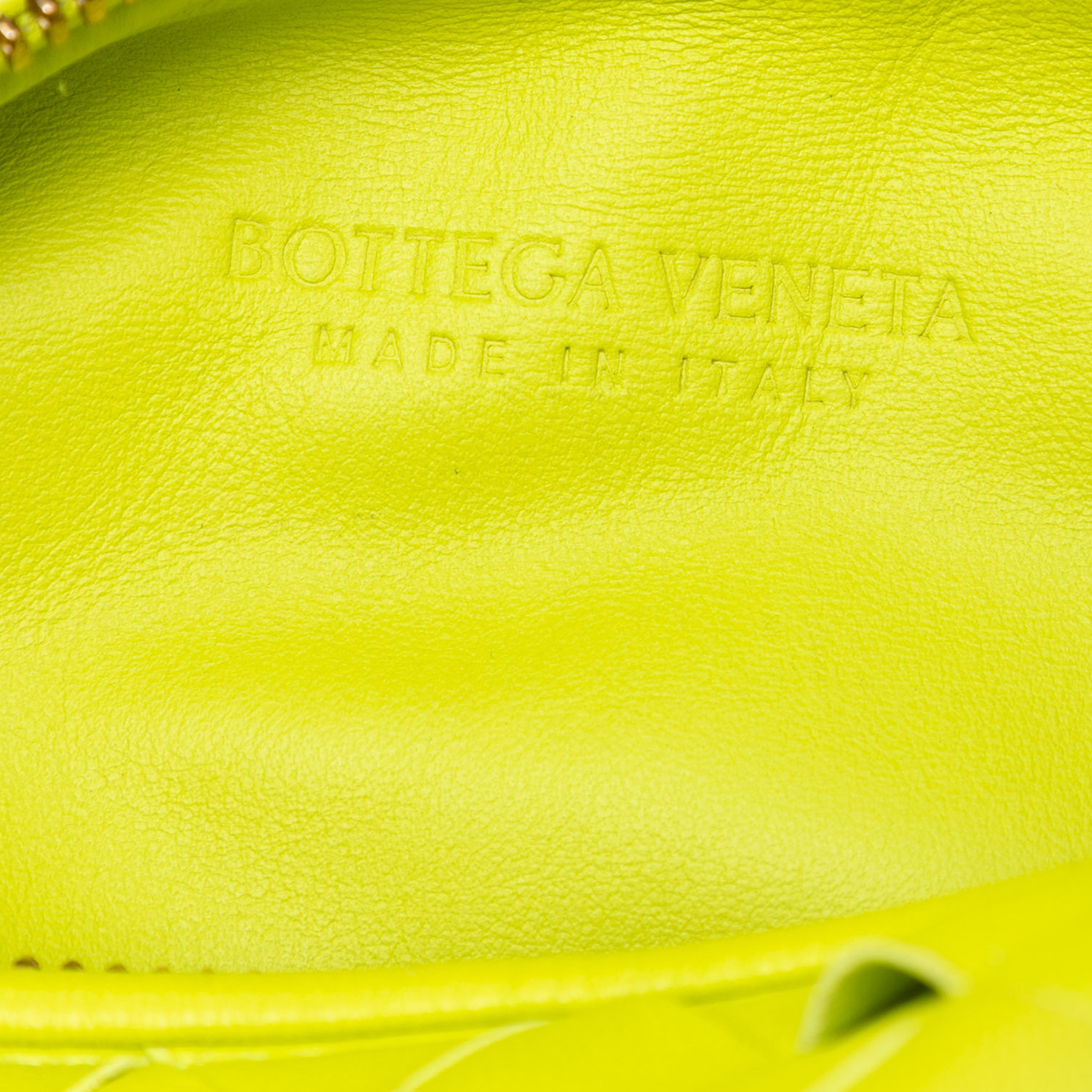 Bottega Veneta Mini Nappa Intrecciato Jodie, från Luxclusif, i färgen lime. Klicka för att öppna bilden i stort format