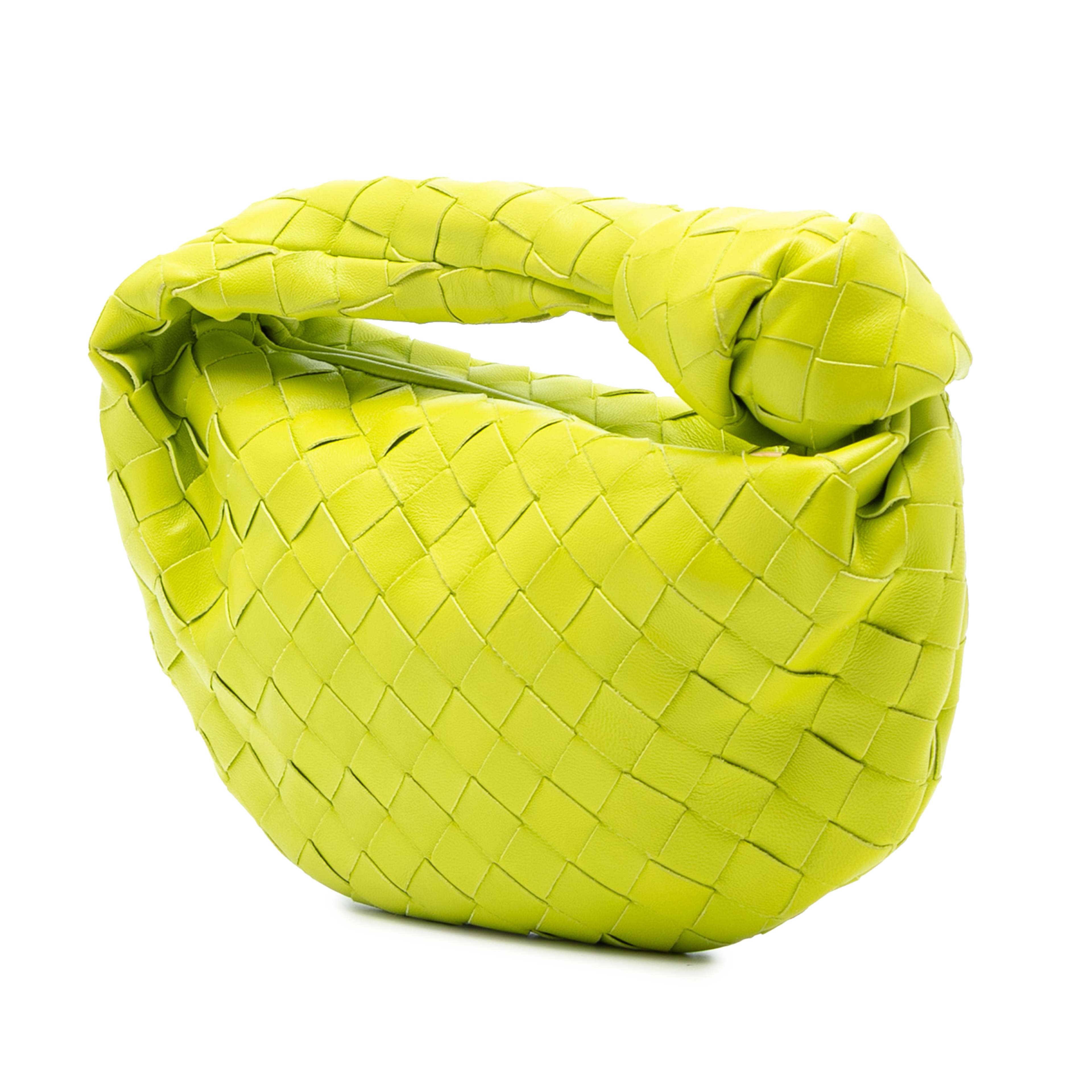 Bottega Veneta Mini Nappa Intrecciato Jodie, från Luxclusif, i färgen lime. Klicka för att öppna bilden i stort format