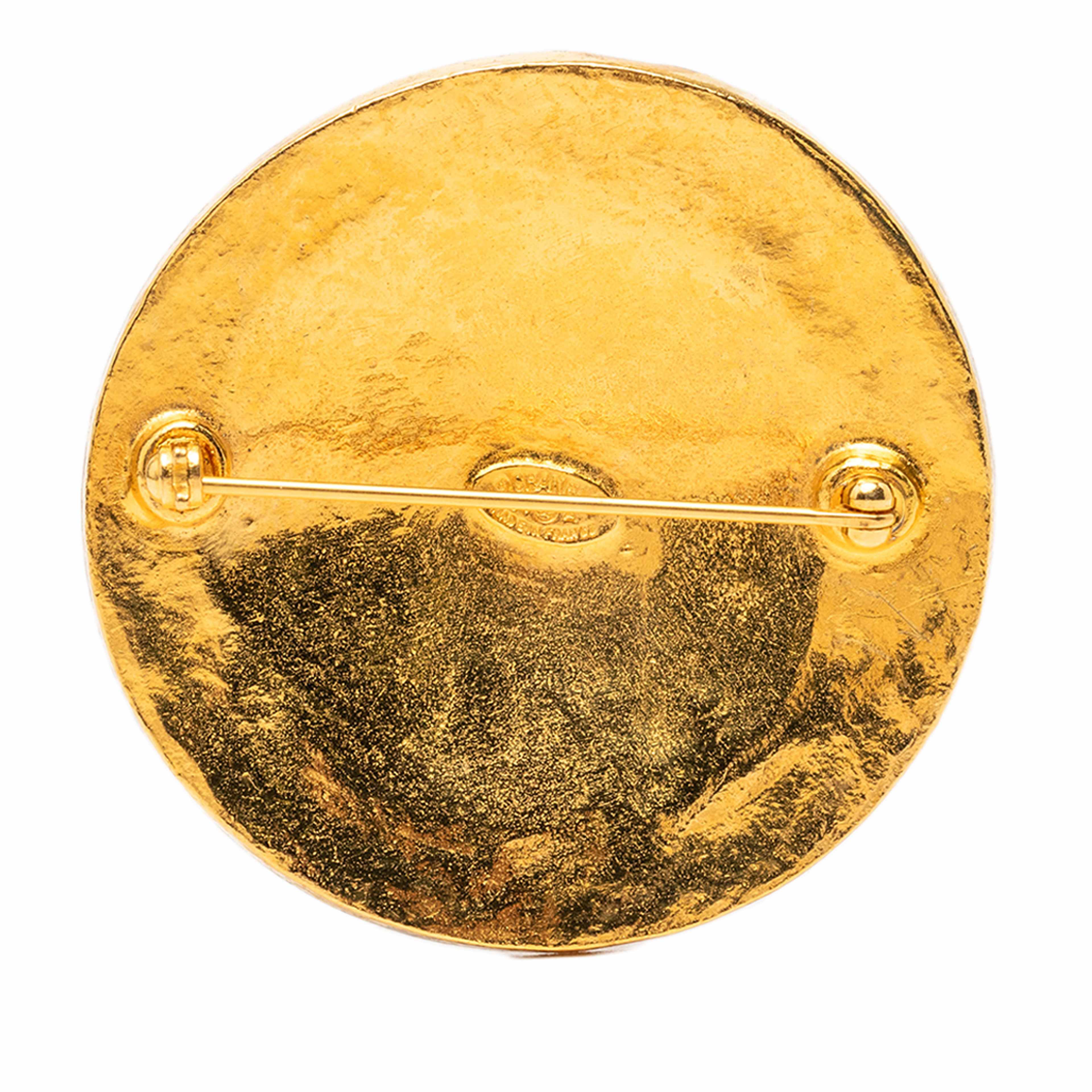 Chanel Cc Gold Plated Round Brooch, från Luxclusif, i färgen guld. Klicka för att öppna bilden i stort format
