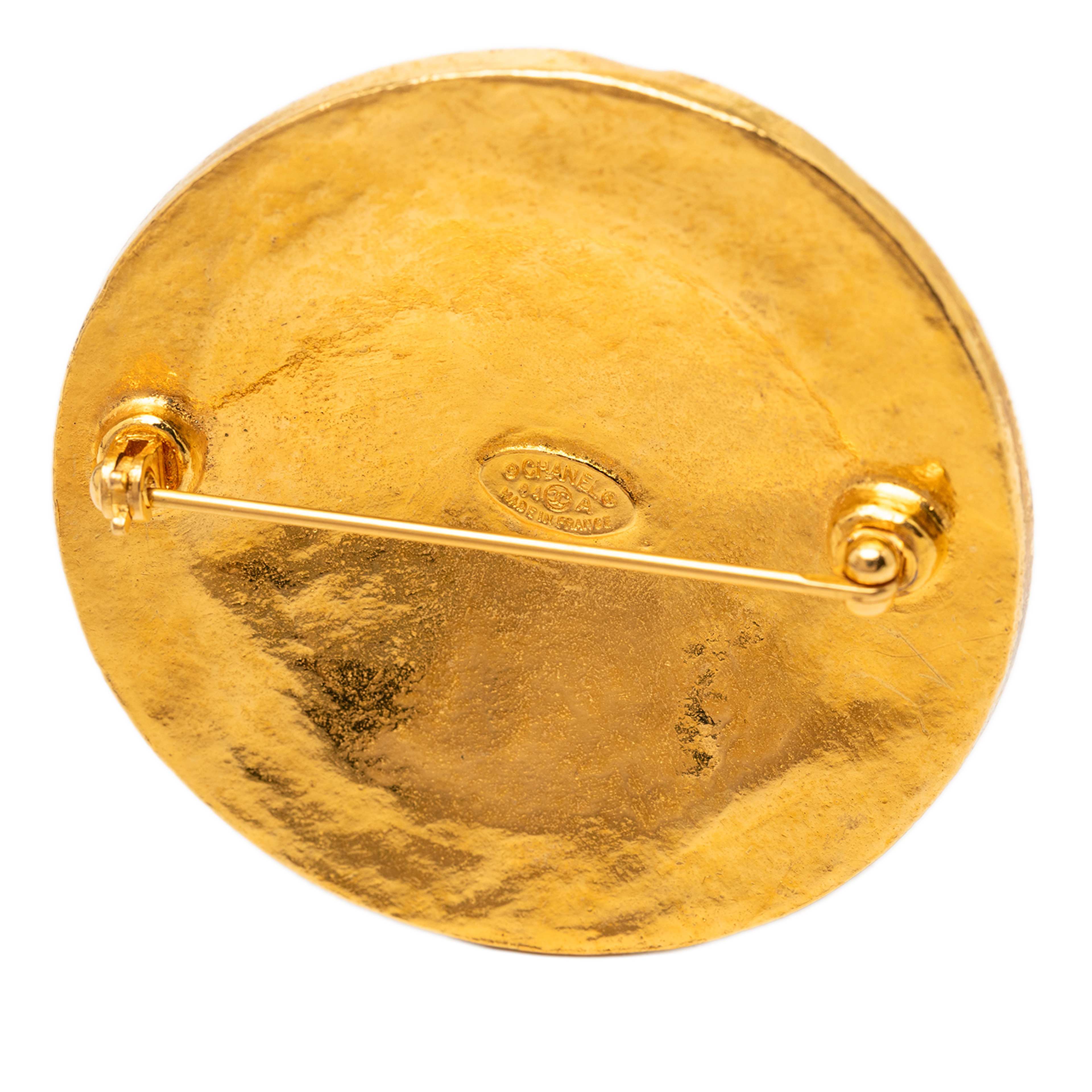 Chanel Cc Gold Plated Round Brooch, från Luxclusif, i färgen guld. Klicka för att öppna bilden i stort format