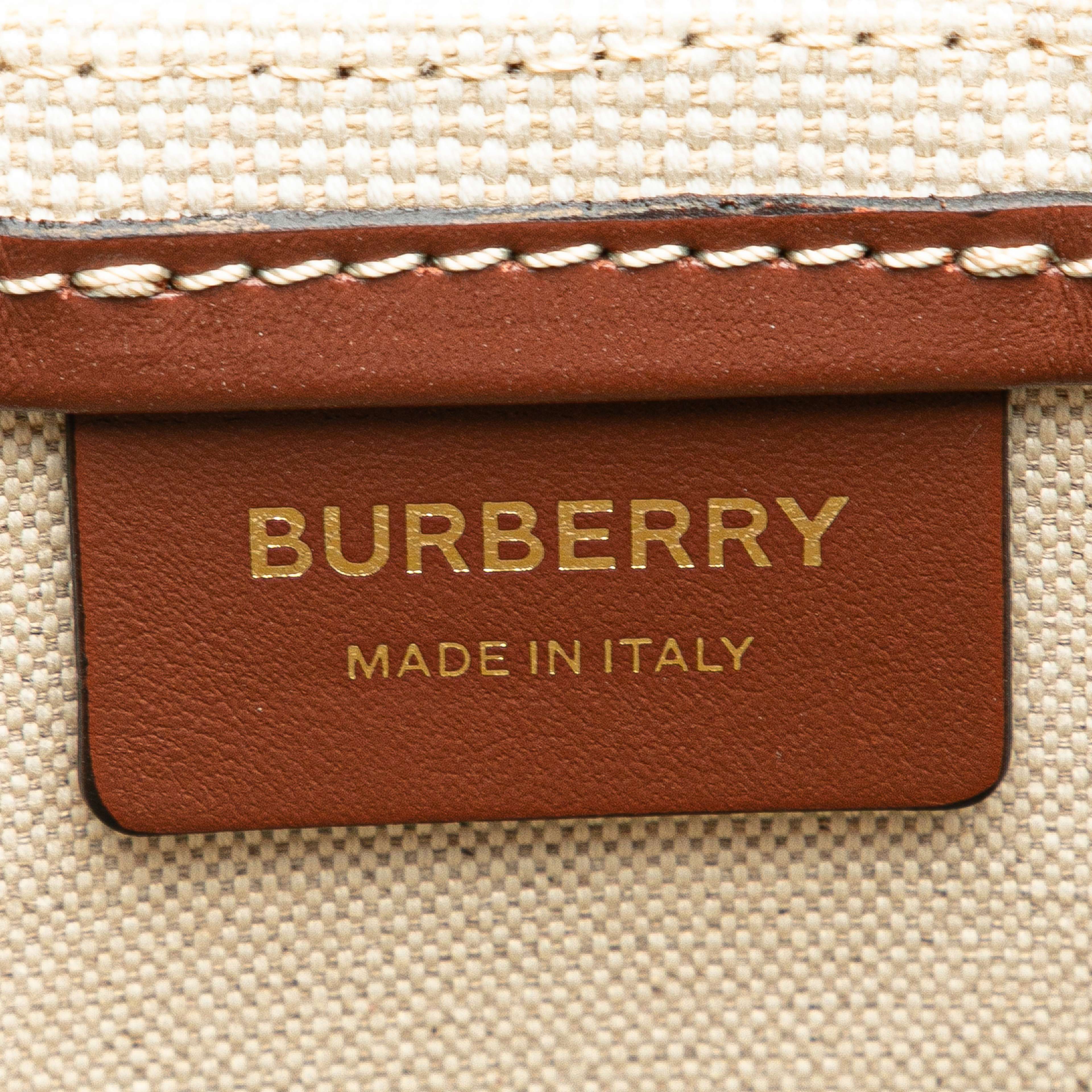 Burberry Printed Canvas Logo Anne Crossbody, från Luxclusif, i färgen white. Klicka för att öppna bilden i stort format