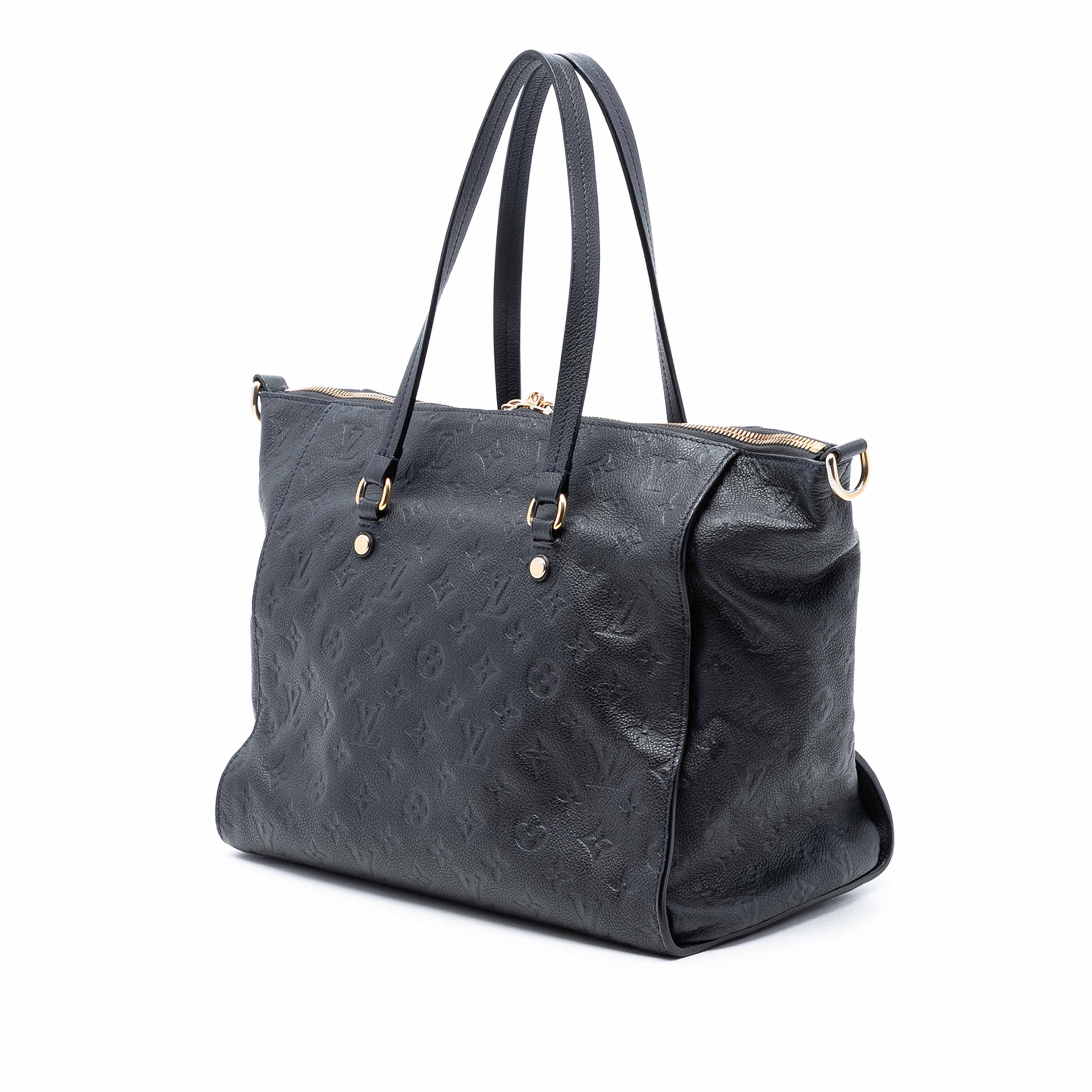 Louis Vuitton Monogram Empreinte Lumineuse Pm, från Luxclusif, i färgen black. Klicka för att öppna bilden i stort format