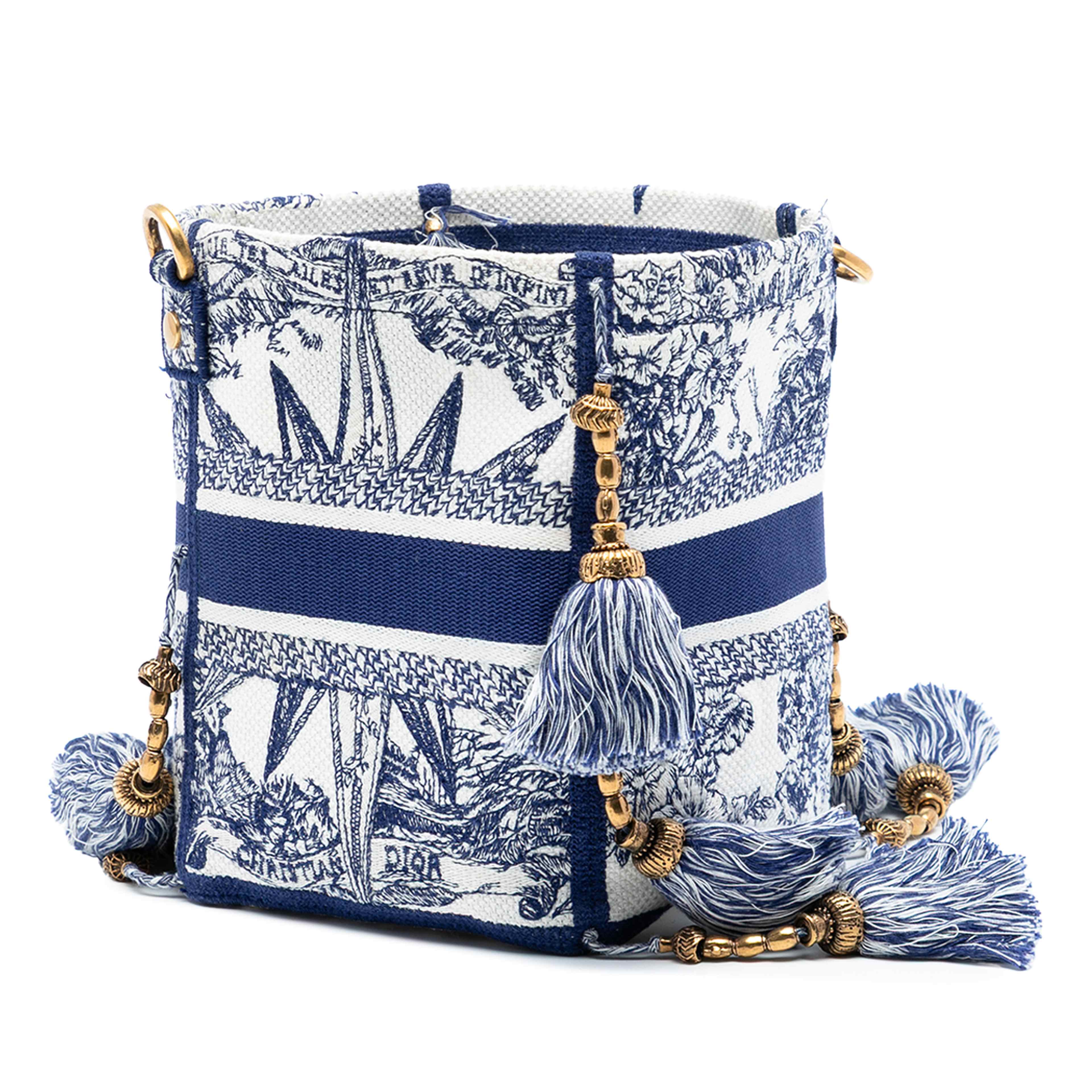 Dior Canvas Embroidered Reve D Infini D Bubble Bucket Bag, från Luxclusif, i färgen blue. Klicka för att öppna bilden i stort format