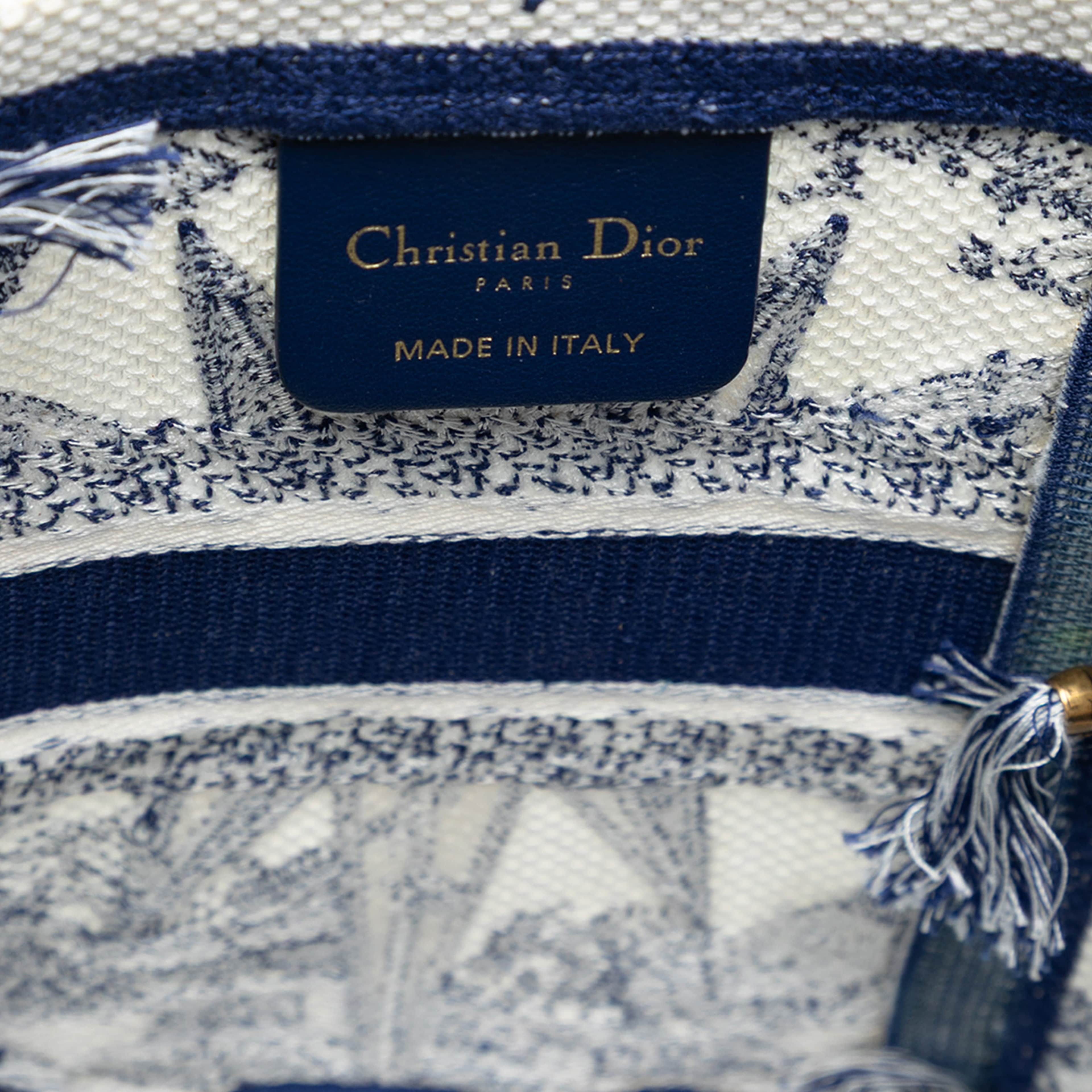 Dior Canvas Embroidered Reve D Infini D Bubble Bucket Bag, från Luxclusif, i färgen blue. Klicka för att öppna bilden i stort format