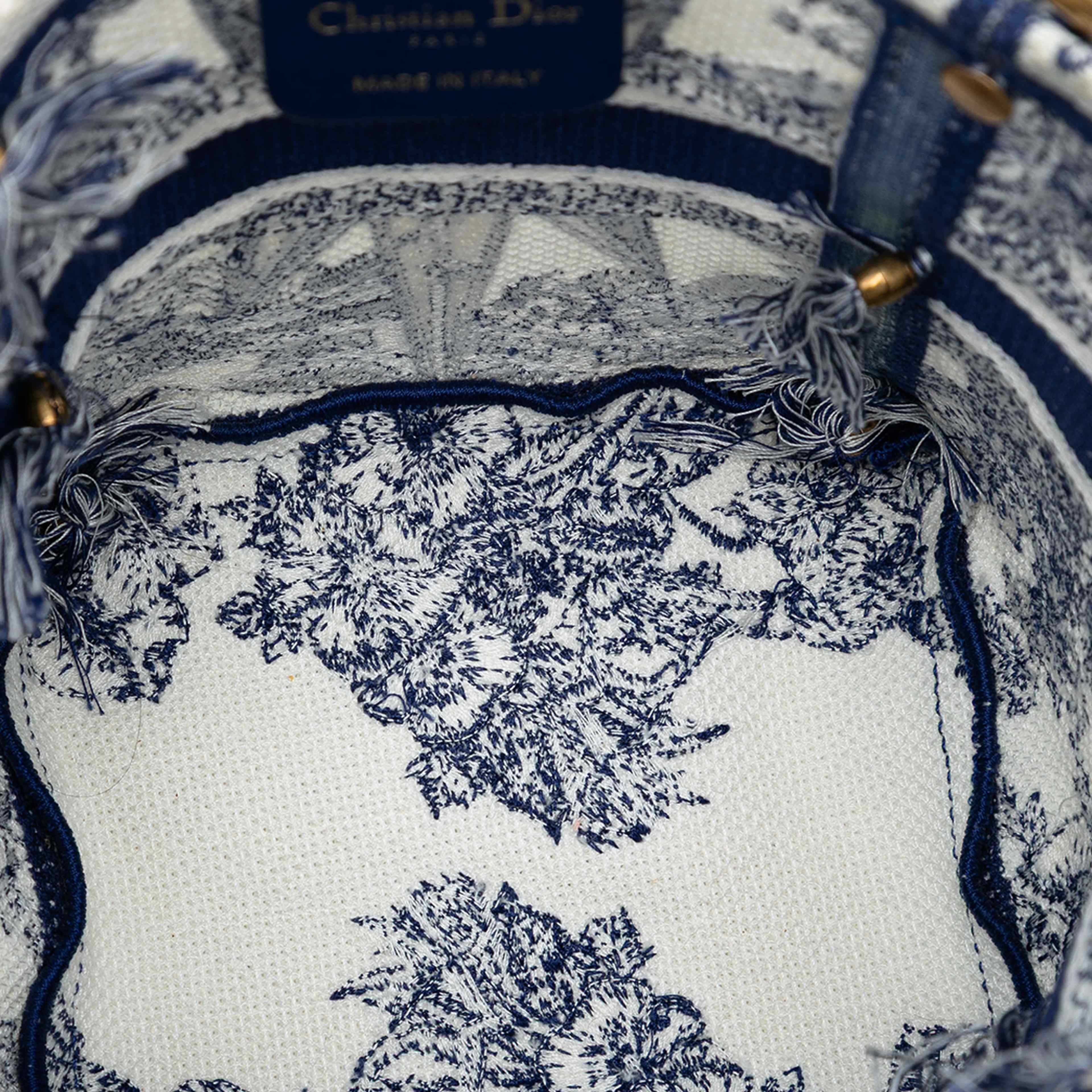 Dior Canvas Embroidered Reve D Infini D Bubble Bucket Bag, från Luxclusif, i färgen blue. Klicka för att öppna bilden i stort format