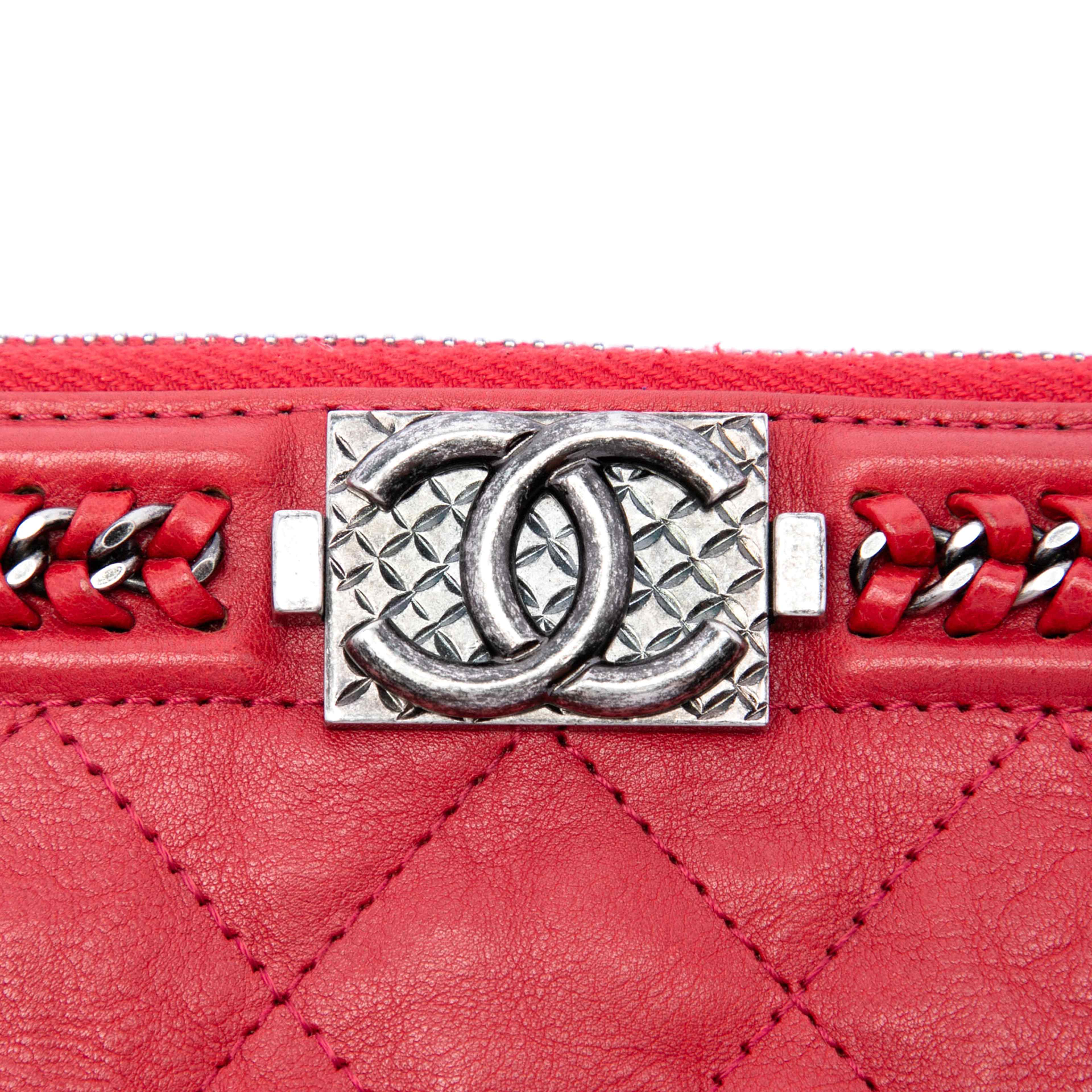 Chanel Medium Quilted Lambskin Chain Boy O Case Clutch, från Luxclusif, i färgen röd. Klicka för att öppna bilden i stort format