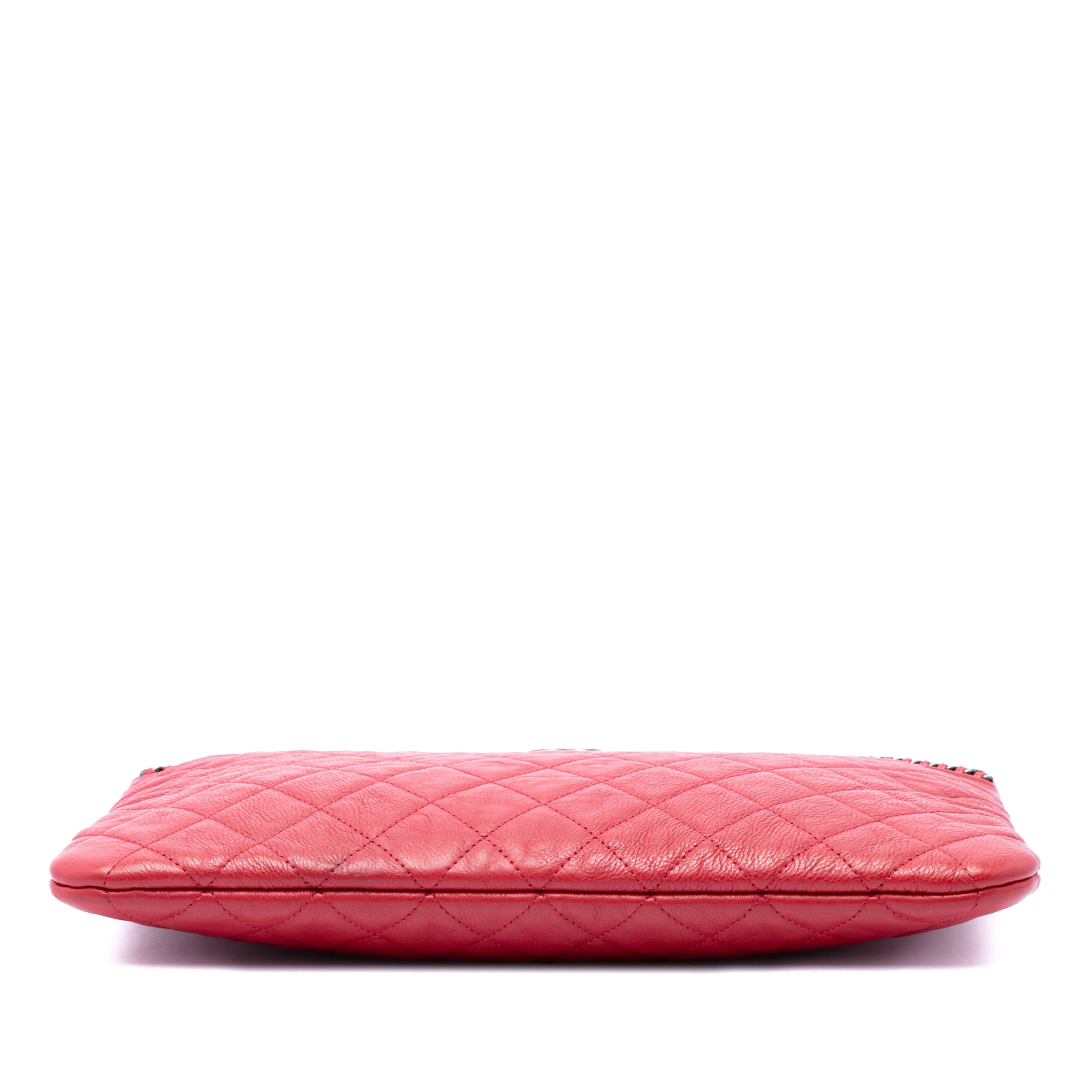 Chanel Medium Quilted Lambskin Chain Boy O Case Clutch, från Luxclusif, i färgen röd. Klicka för att öppna bilden i stort format