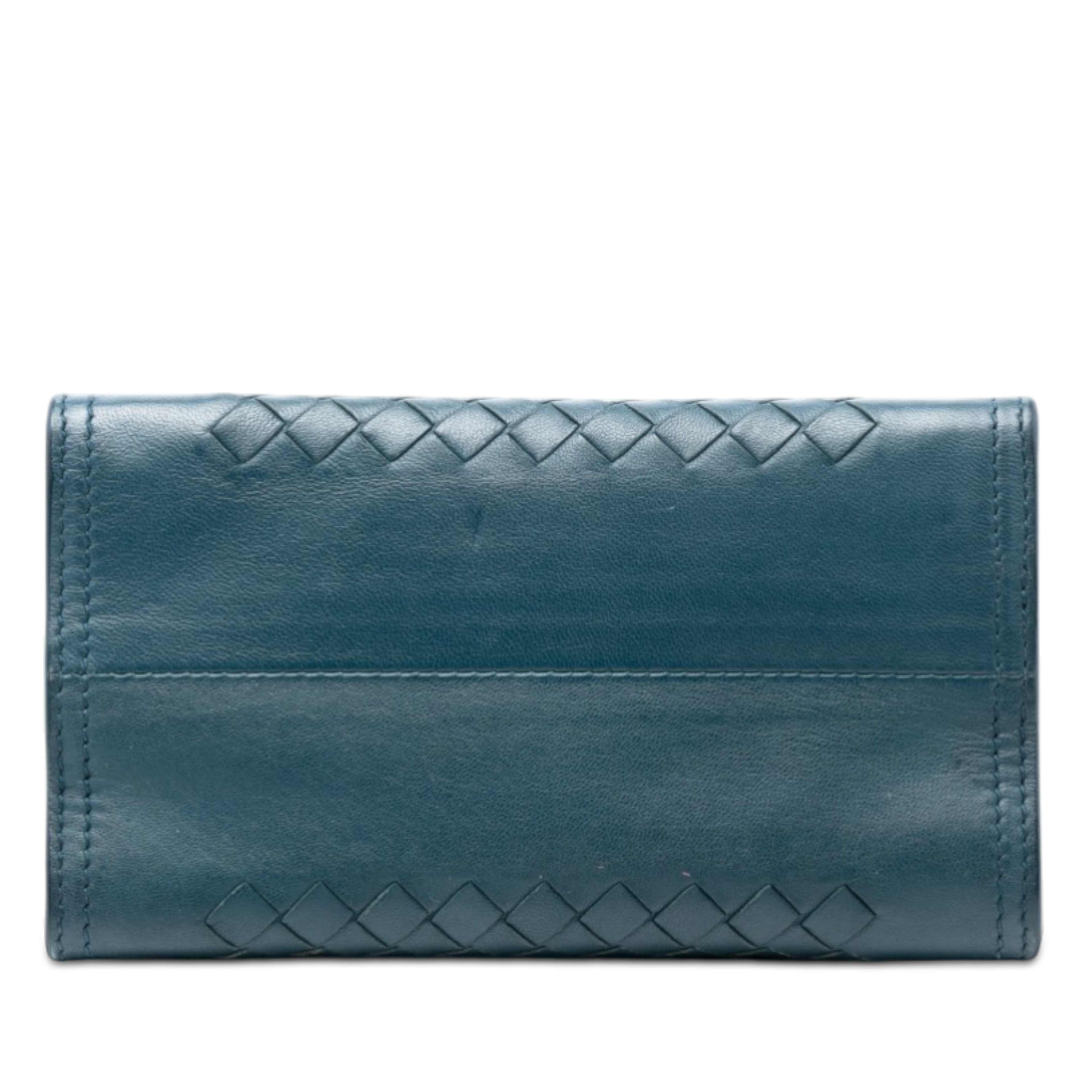 Bottega Veneta Nappa Intrecciato Chain Wallet, från Luxclusif, i färgen blå. Klicka för att öppna bilden i stort format