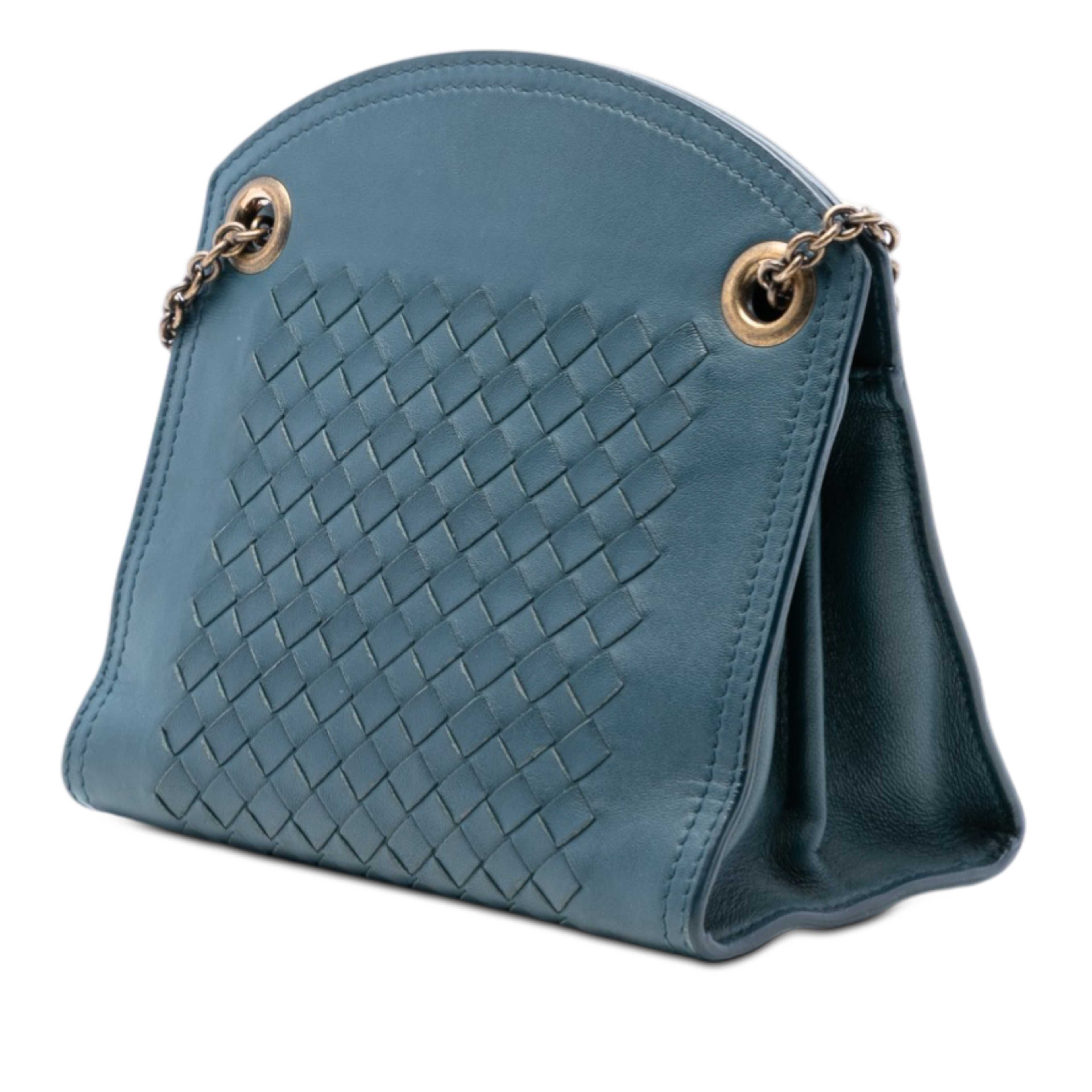 Bottega Veneta Nappa Intrecciato Chain Wallet, från Luxclusif, i färgen peacock. Klicka för att öppna bilden i stort format