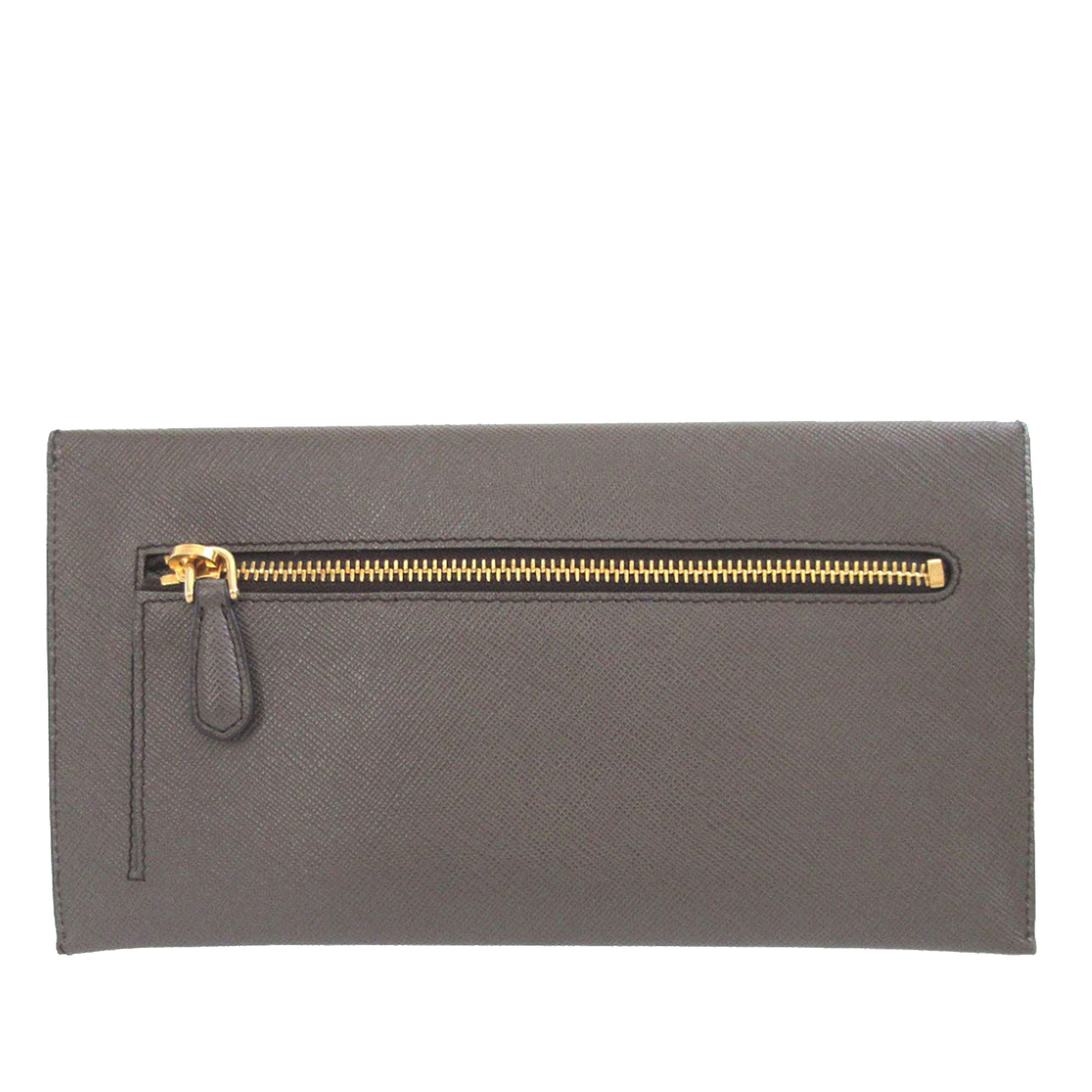 Prada Saffiano Envelope Clutch, från Luxclusif, i färgen grå. Klicka för att öppna bilden i stort format